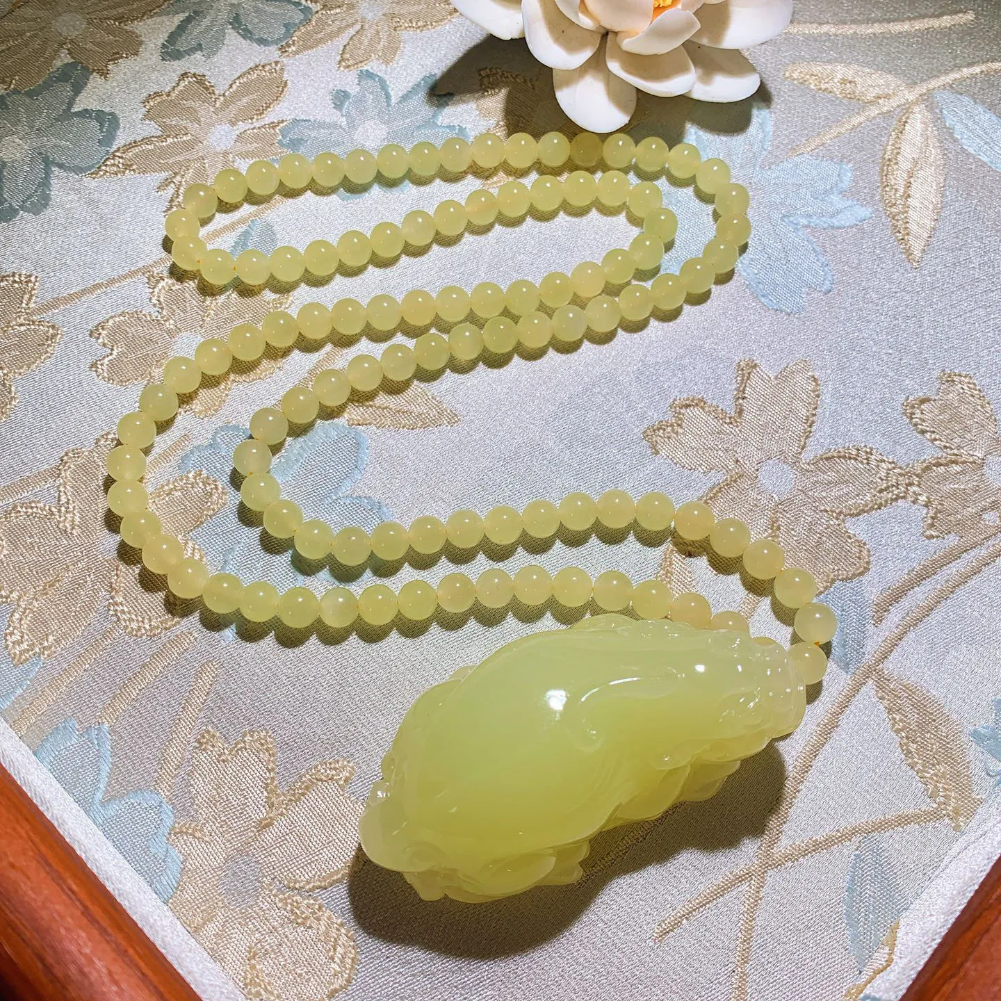 新疆和田玉若羌黄口料招财进宝貔貅挂件 尺寸60/30/23重90.8克。玉质细腻油润。手推出油品相大气。250109