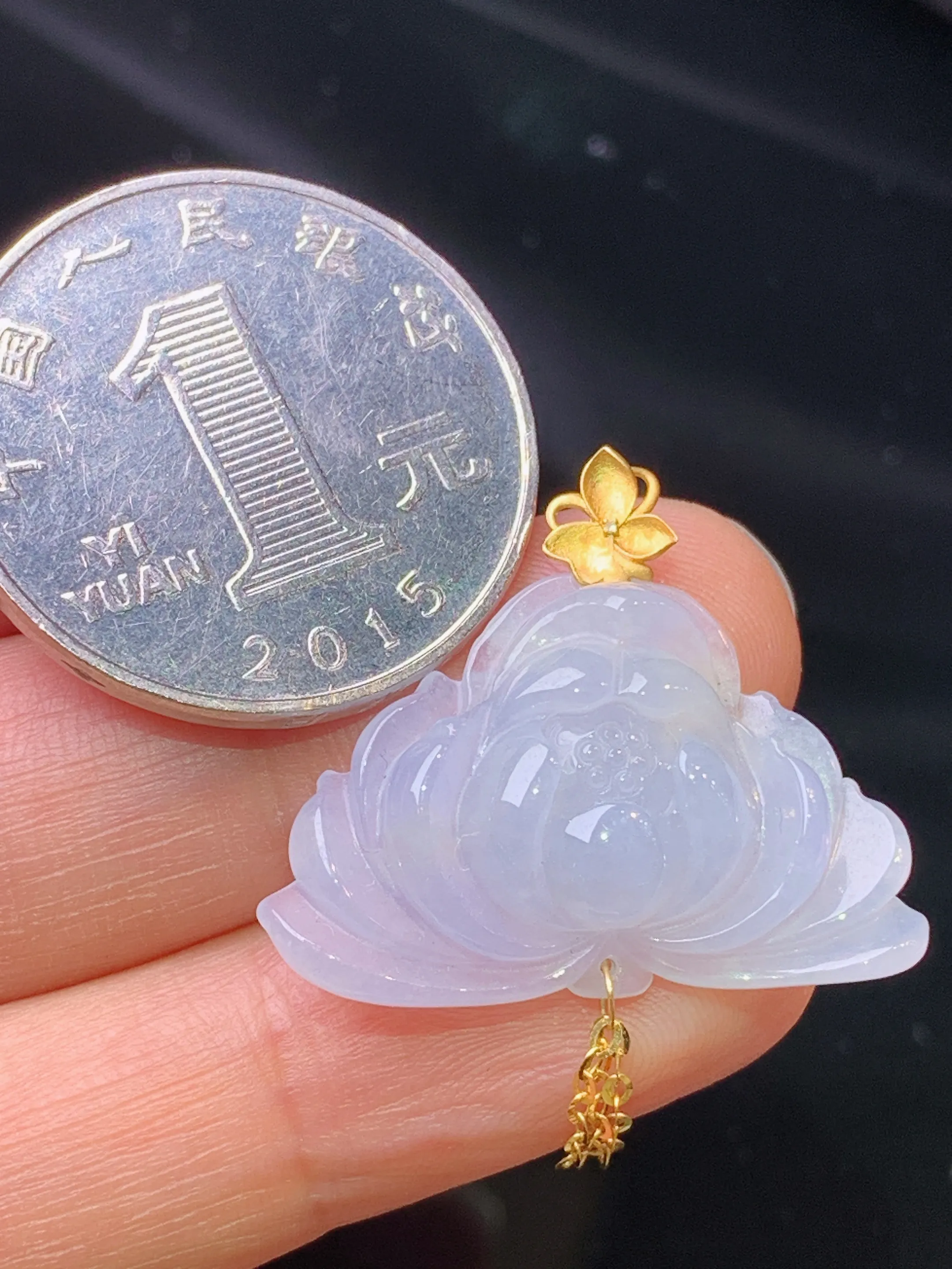 18k金镶嵌淡紫罗兰莲花吊坠 玉质细腻 色泽艳丽清新 整体尺寸33.2*27.2*5.3