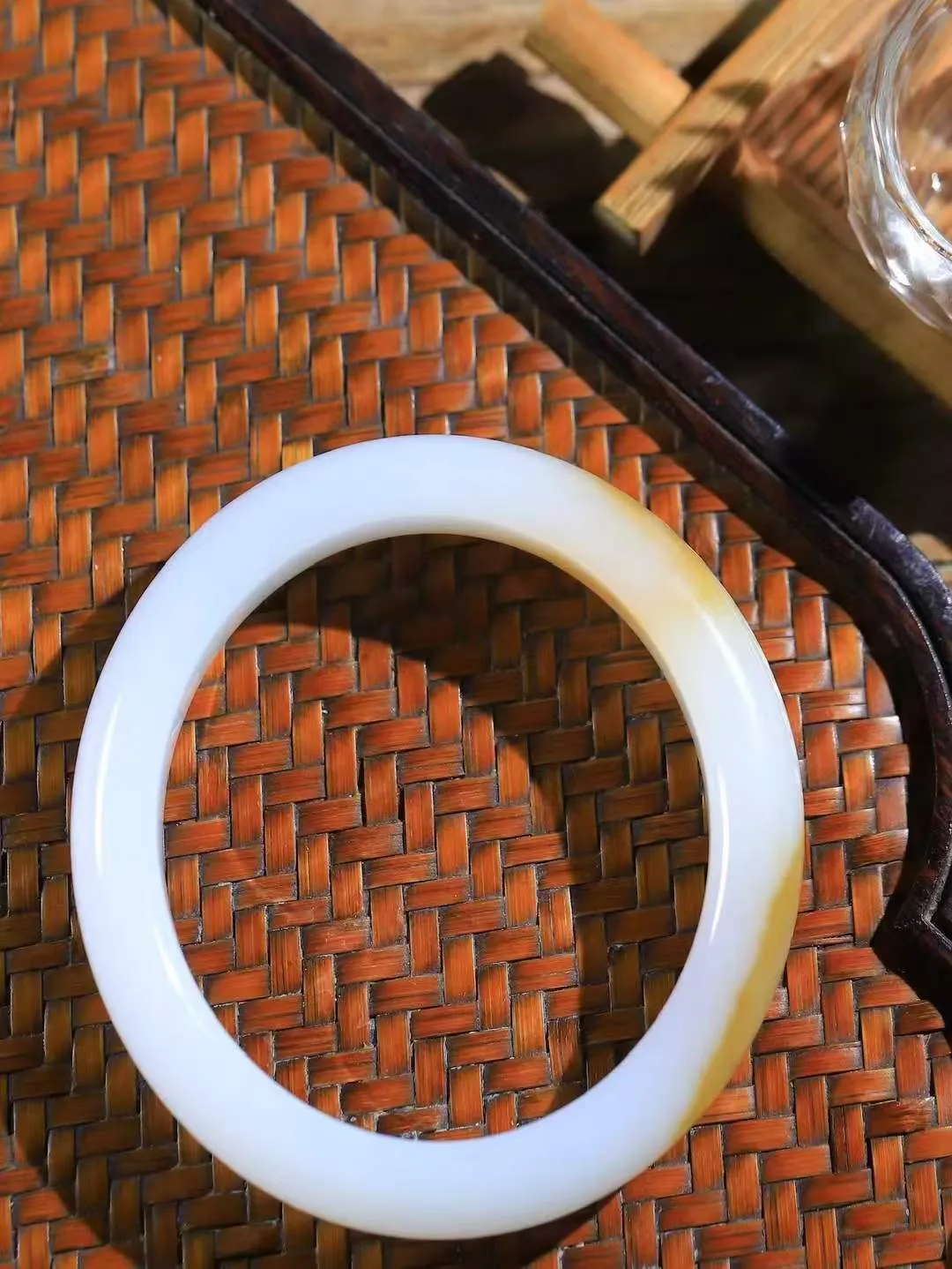 【贵妃镯.玉腕清响】    

精品和田玉糖白玉贵妃镯，玉质温润细腻 油性十足 相传杨贵妃十分喜爱椭圆形态手镯，后人称其为贵妃镯。因其形与人手腕形相吻合，佩戴更服帖，别具妩媚风格。
重45.3克   正圈内径51-48.5mm尺寸12-8mm   fDL-10181016