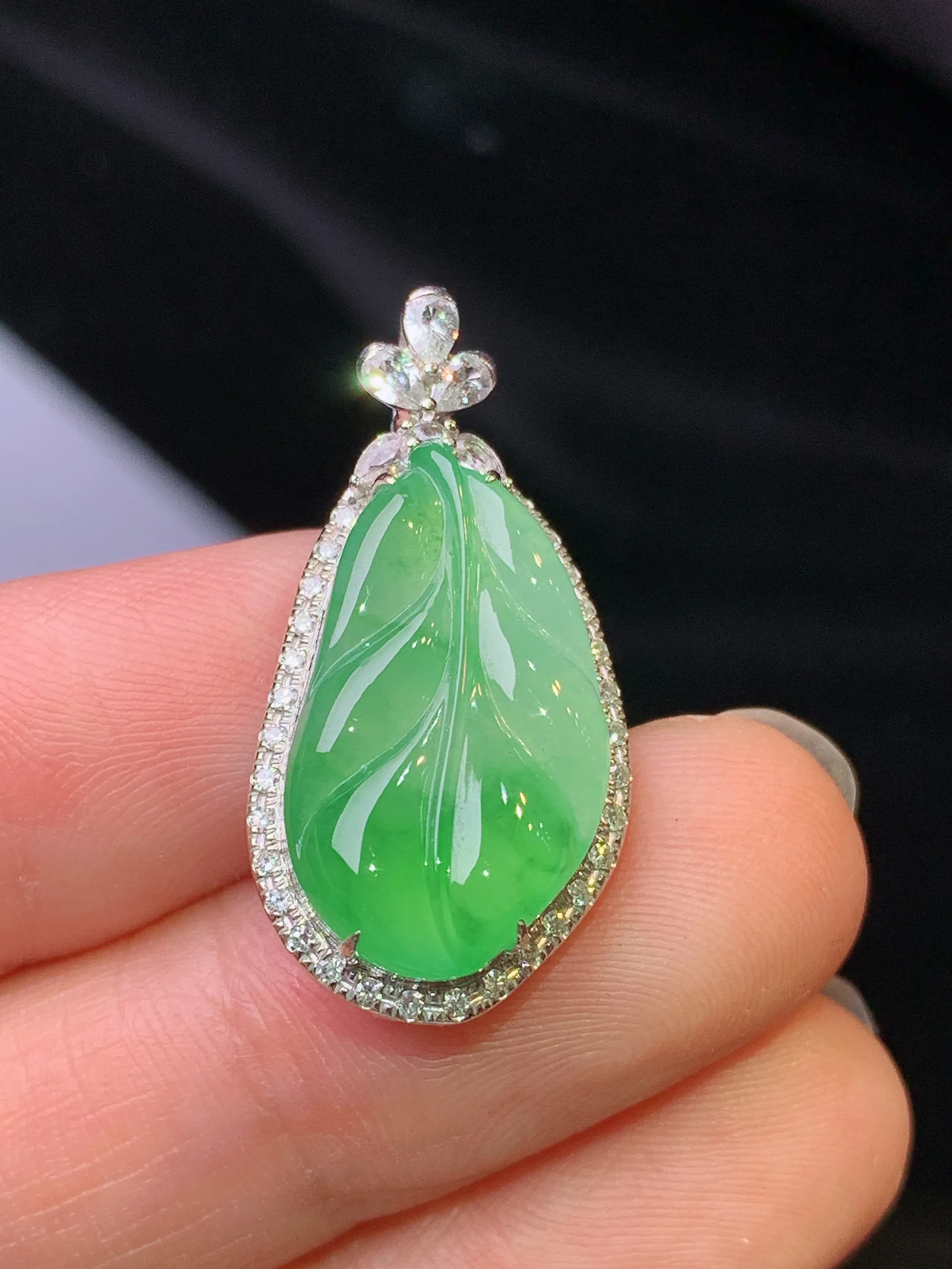 18k金镶嵌翠绿树叶吊坠 玉质细腻 色泽艳丽清新 整体尺寸28*14*6.5