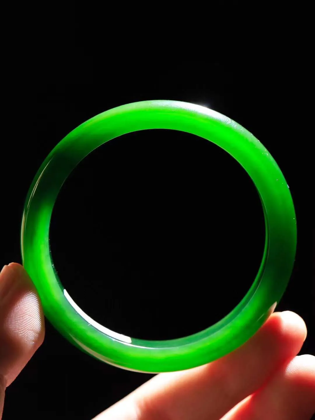 【悠悠芳华.镯】

典藏级和田玉碧玉手镯 玉质温润 青葱岁月，尽收腕中，婉转流畅，凝岁月悠长。盈一眸恬淡，挽一抹绿意。重45克 内径56mm尺寸11.7-7.7mm   86161055A