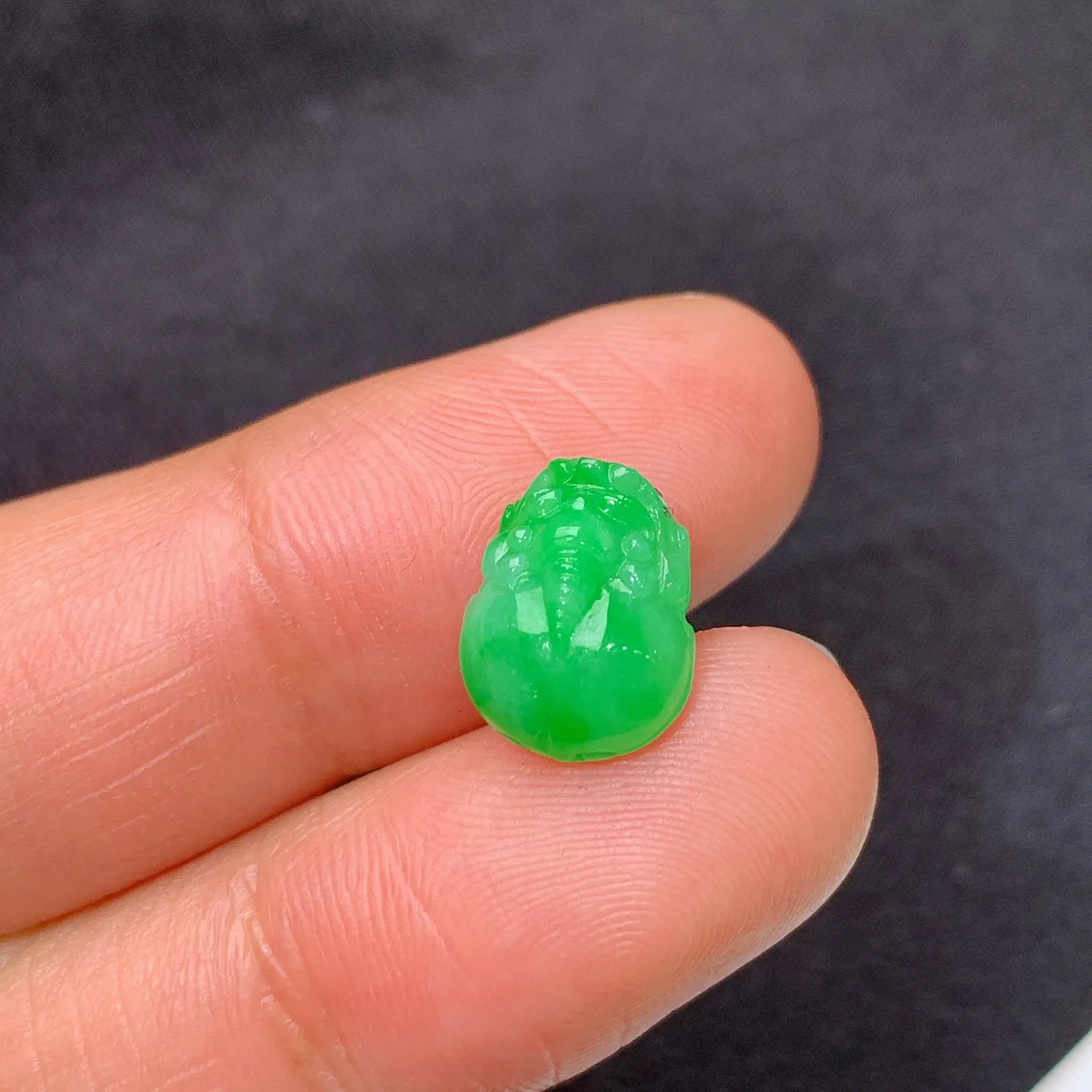 阳绿貔貅，冰润色阳，玉质细腻，种水足，Ht 尺寸10.9*8.5*4.7