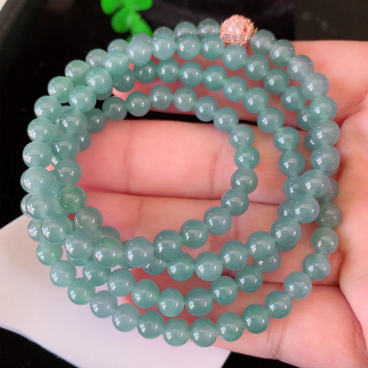 自然光实拍，冰种满色翡翠项链，翠色灵动，佩戴效果时尚出众，尽显气质，玉质细腻，美感十足。#001.1取一尺寸5.8