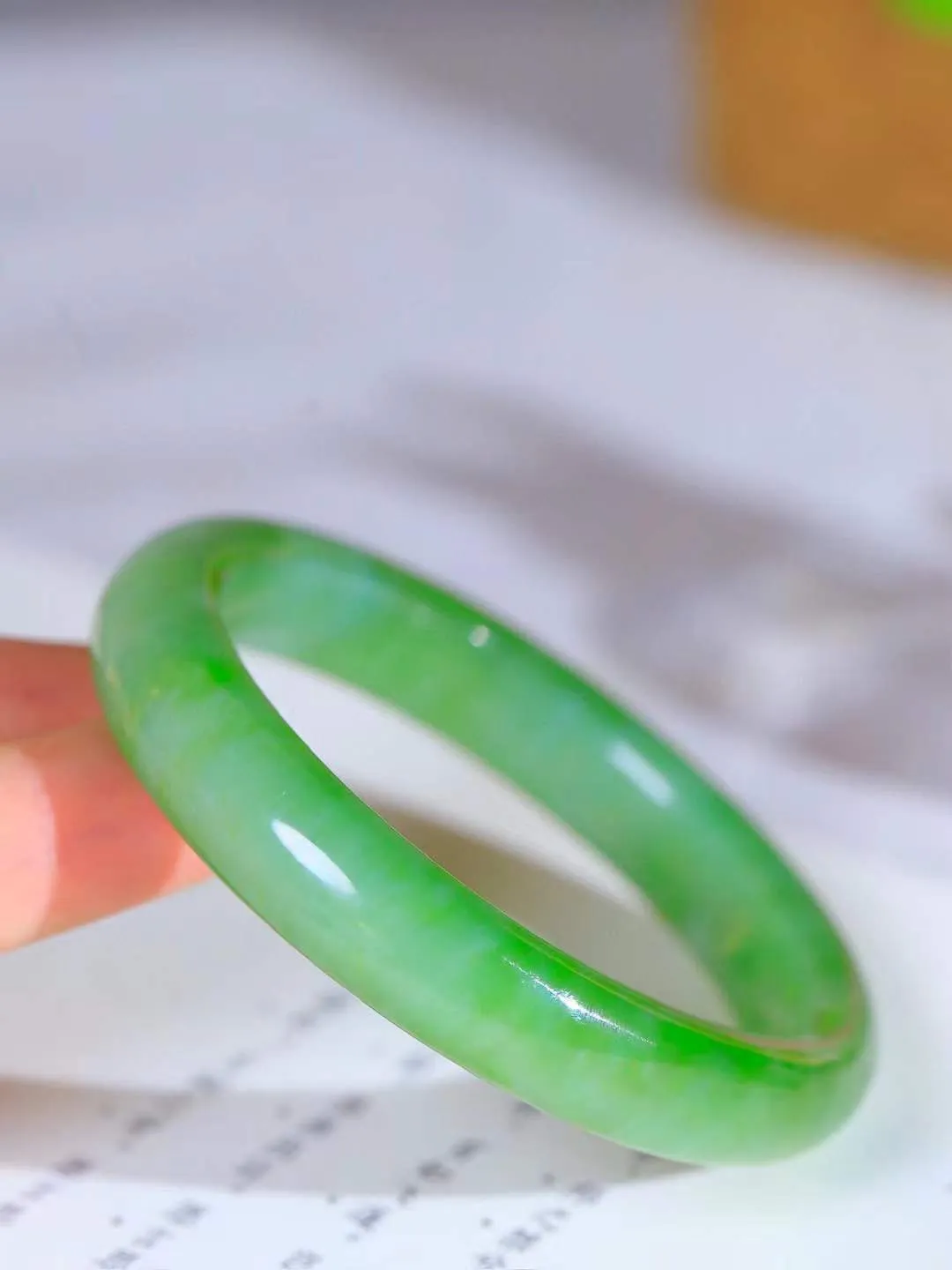 【温润如心.镯】

精品️和田玉碧玉猫眼手镯，精选上等碧玉料，色泽清透，质地细腻。佩戴它，感受千年玉文化的温润与优雅，愿它为您带来平安与幸福。重53克  尺寸57-12-8.5mm  10161011A