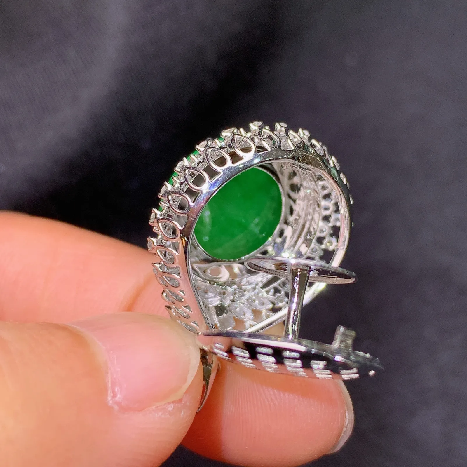 阳绿圆牌吊坠，18k金镶嵌，冰润色阳，种老水足，Cr 尺寸26.6*17.7*9.3