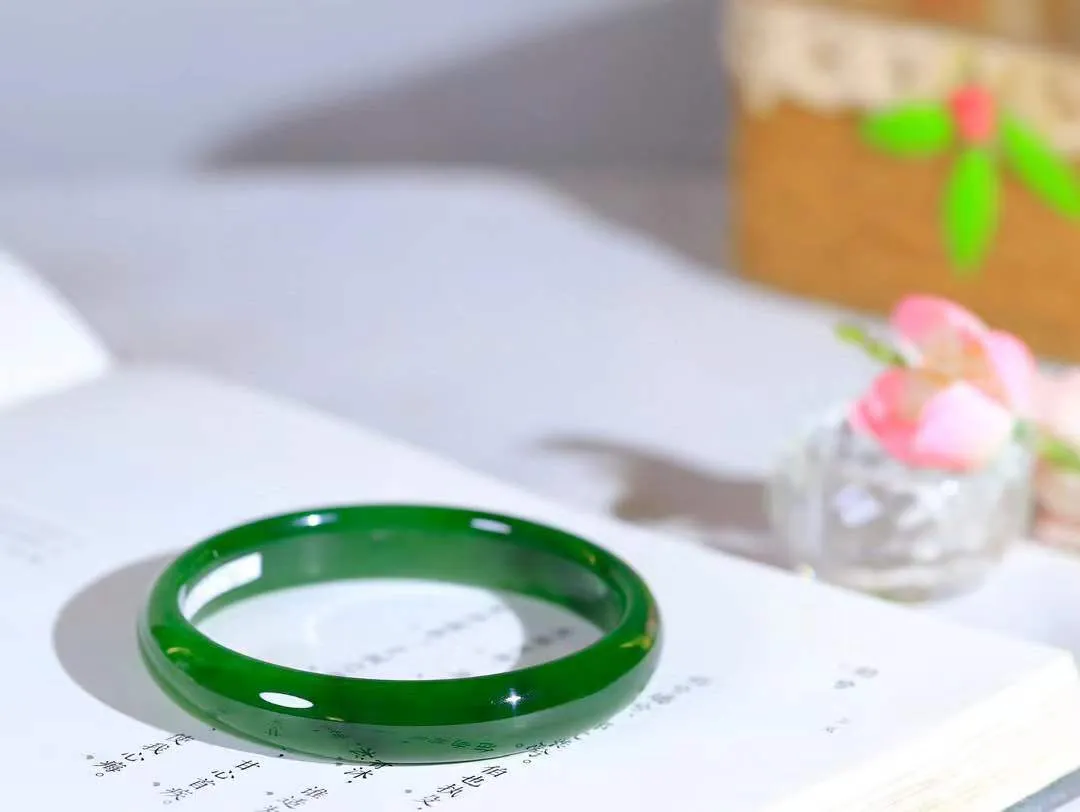 【碧波流转·手镯】

收藏级臻品️和田玉碧玉手镯，玉质细腻温润，手感舒适，️线条流畅，简约大