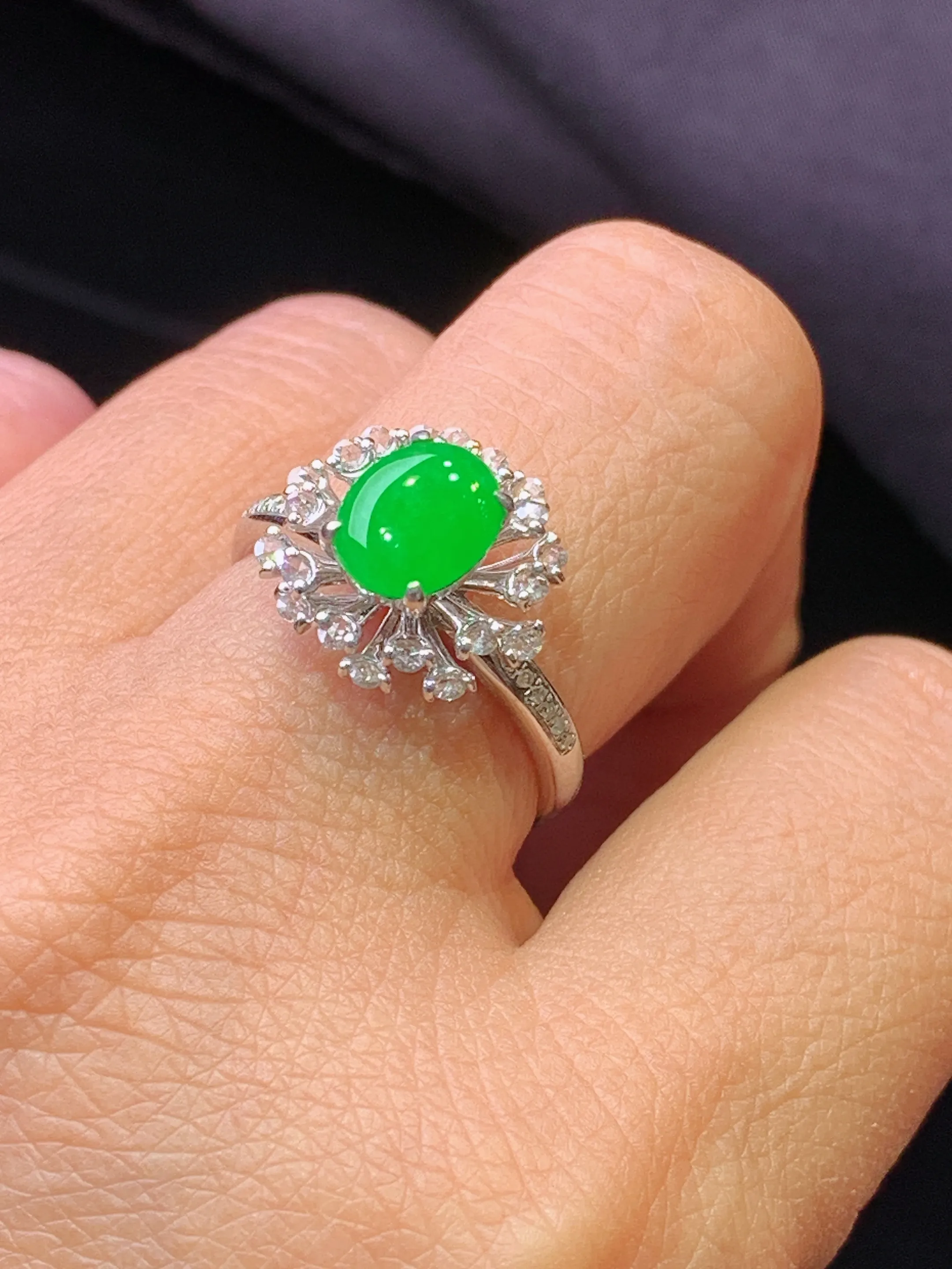 18k金钻镶嵌满绿蛋面戒指 玉质细腻 色泽艳丽清新 圈口14 整体尺寸13*13.8*7.6