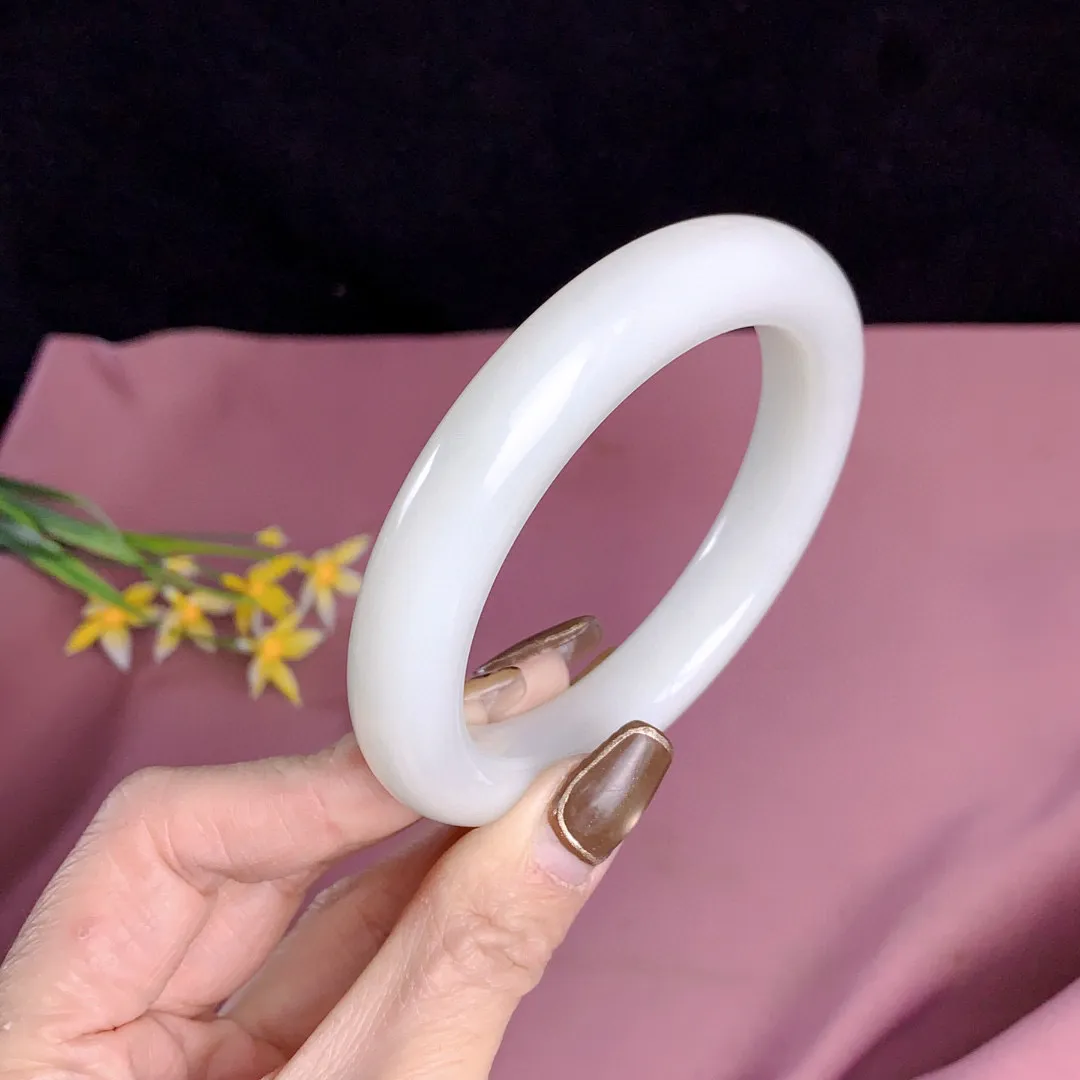 和田玉61圈羊脂白手镯！玉质细腻油润 底色纯净  无裂无杂 脂粉好，品质高。