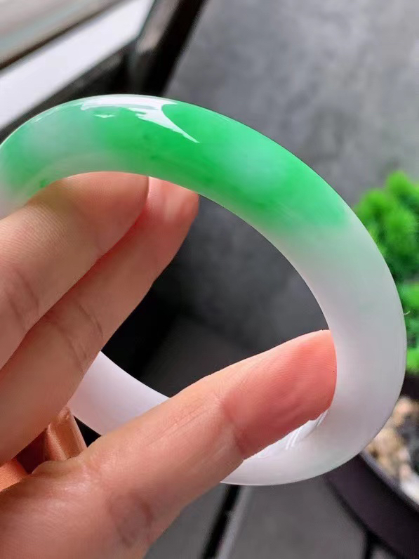 【翡翠名称】老种冰飘绿60.8正圈口手镯
【翡翠尺寸】适合60-61正圈口佩戴
【翡翠描述】宝贝种老水足，玉质细腻，色泽靓丽，性价比高，佩戴效果好！
【其它赠送】权威证书/精美挂绳盒子/支持全国复检