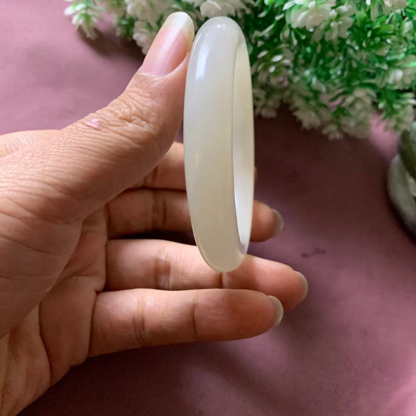 55圈口和田玉藕粉色手镯【挽间柔情】，和田玉55圈口手镯，精品粉糖，镯型古朴典雅。在诗情画意的雨巷相遇，你是我腕间的一抹风情，有你眸有深情.清风荡漾湖间静水，我愿俯身低眉，在烟波涟漪处寻