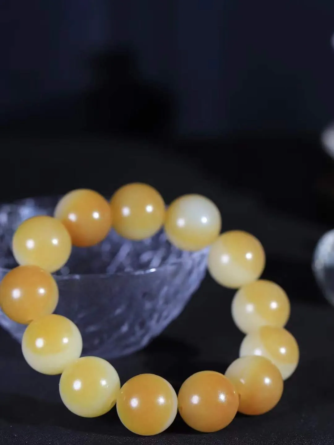 【珠圆玉润.手串】

精品和田玉糖白玉珠圆玉润手串 玉质温润细腻  整串打磨圆润，佩戴舒适。珠珠落玉盘，间关莺语花底滑，一生美好时光，无论身在何处，都有它相伴相守。事事顺遂，幸福美满，吉祥如意。重116.7克 尺寸取一18mm FDL-16141000