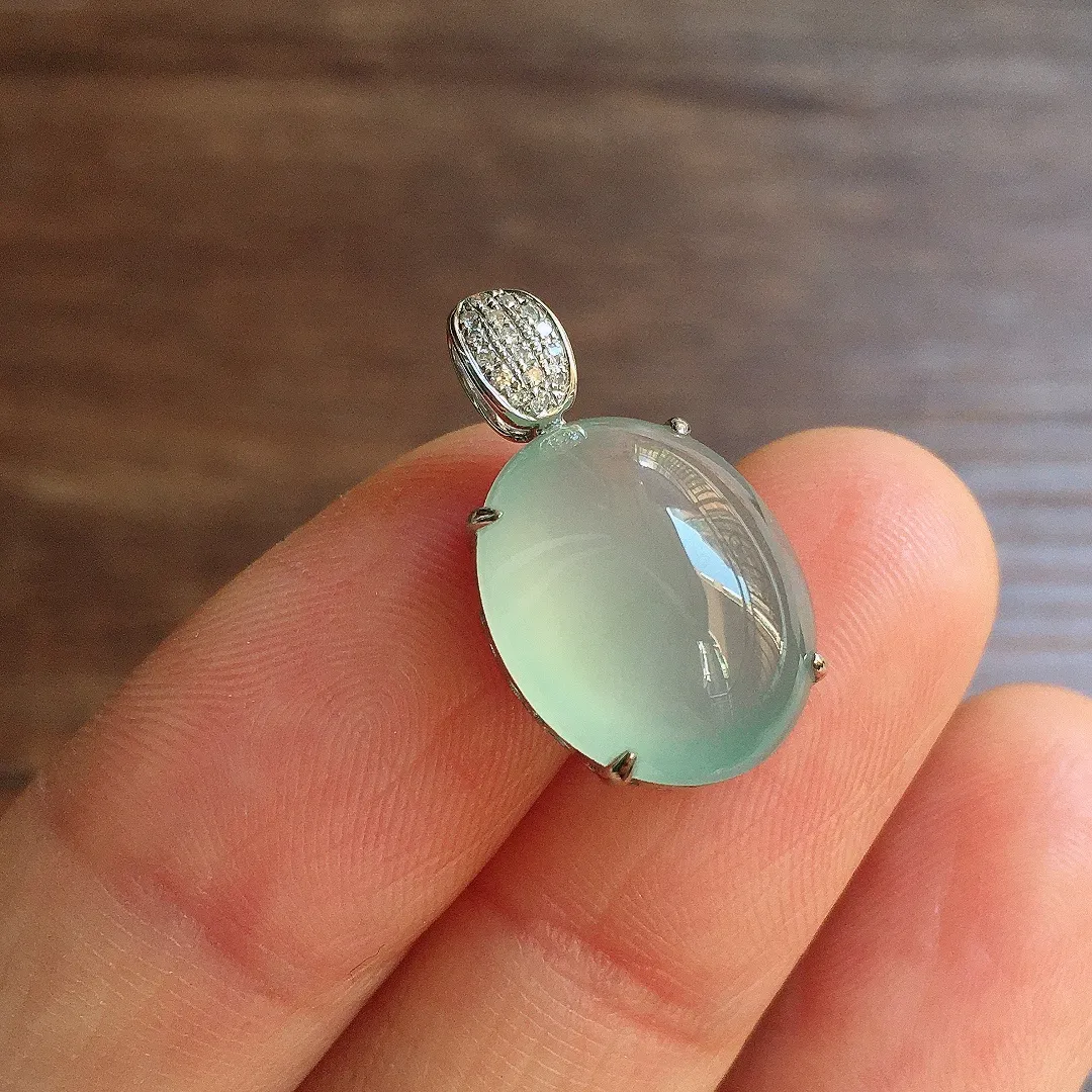 冰种底色蛋面吊坠，18k金镶嵌，冰润饱满，玉质细腻，种水足，Gs 尺寸20.8*12.1*7.3