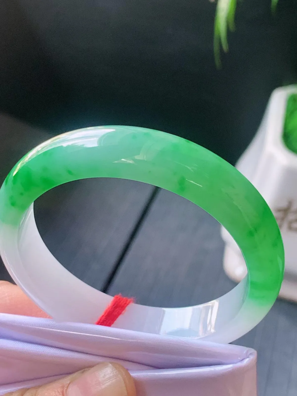 【翡翠名称】老坑种冰阳绿51.5正圈口手镯
【翡翠尺寸】适合50.6-53正圈口佩戴
【翡翠描述】宝贝种老水足，玉质细腻，色泽靓丽，性价比高，佩戴效果好！
【其它赠送】权威证书/精美挂绳盒子/支持全国复检