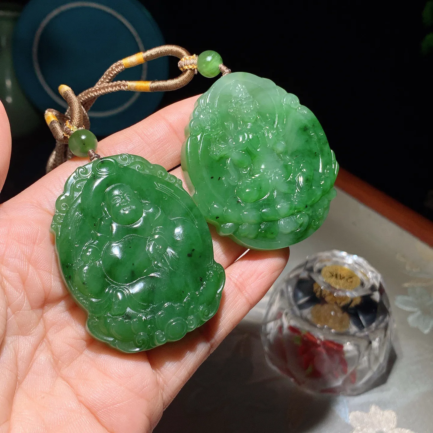一对和田玉阳绿俄罗斯碧玉观音佛对牌挂件 尺寸54/49/10总重90克。玉质细腻油润。手推出油品相大气。250109