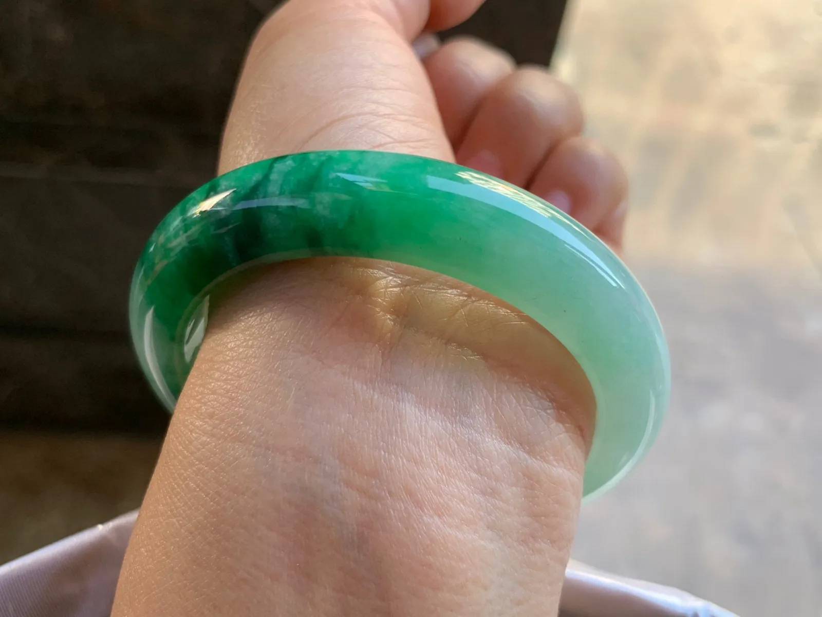 55-12.3-8.8mm
带色手镯 底子细腻 颜色辣绿 推荐
气质