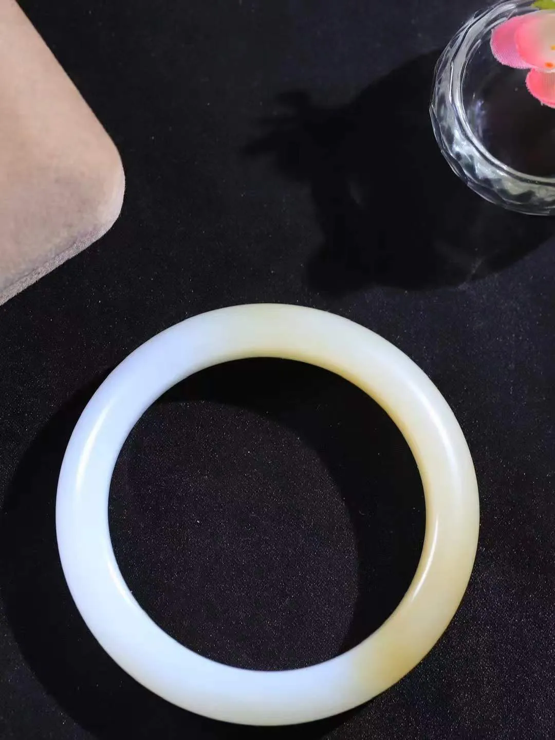 （温柔雅致.手镯）

精品️和田玉糖白玉手镯。镯型饱满，温润细腻，脂润沁香。️执一卷书，沏一盏茶，着一袭裙，戴一只镯。淡淡浅笺，素心若兰，静赏玉中诗画。悠悠岁月，芊手轻摘，盛满诗样芳华。重54.3克   尺寸54.9-12.5-8.6mm    FDA-321202900