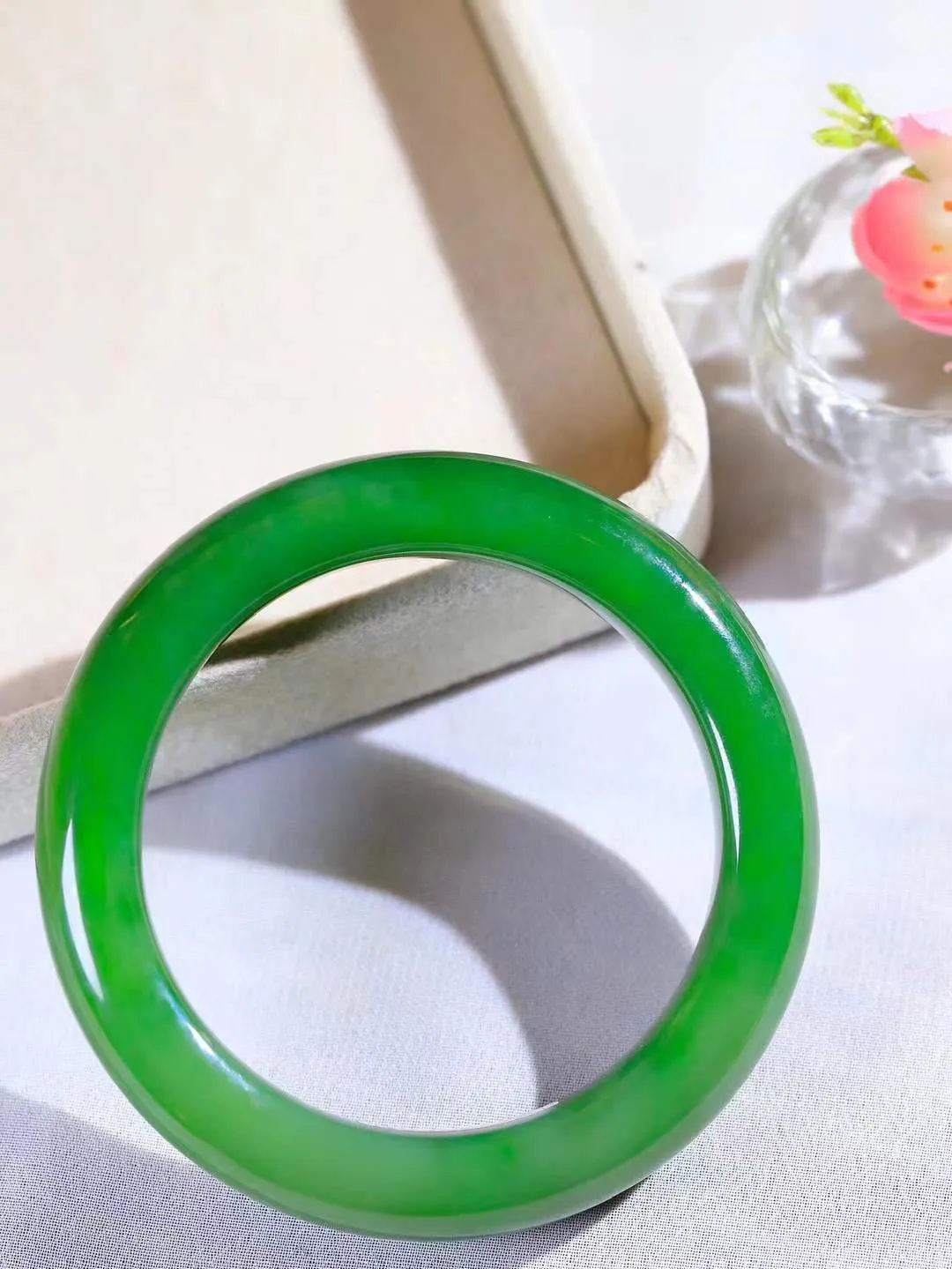 【腕间柔情.手镯】   

精品和田玉碧玉手镯 玉质温润细腻 油性十足 古朴秀雅 轻抚岁月的栏杆软香温玉，腕间玉镯轻轻晃动，令人情动心间，撷一缕月末的芬芳，把心思铺陈，时光静美，惟有你最温柔。重68克   尺寸56-12.5-10.5mm  46141055A