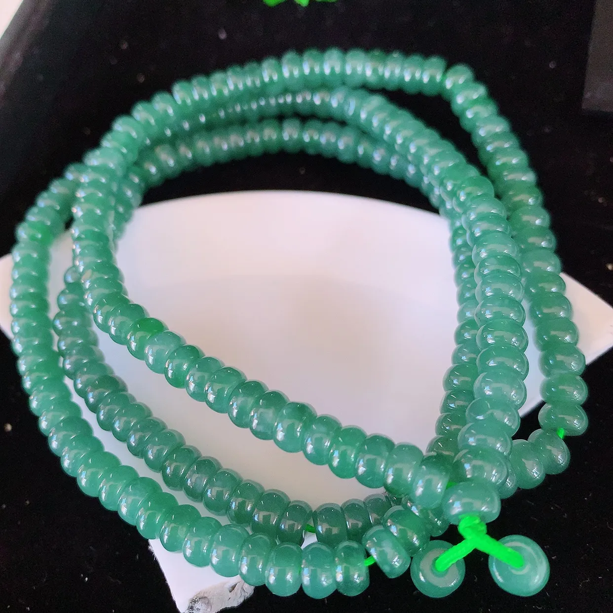 自然光实拍，冰满色翡翠项链，翠色灵动，佩戴效果时尚出众，尽显气质，玉质细腻，美感十足。#001.1取一尺寸6*3.2