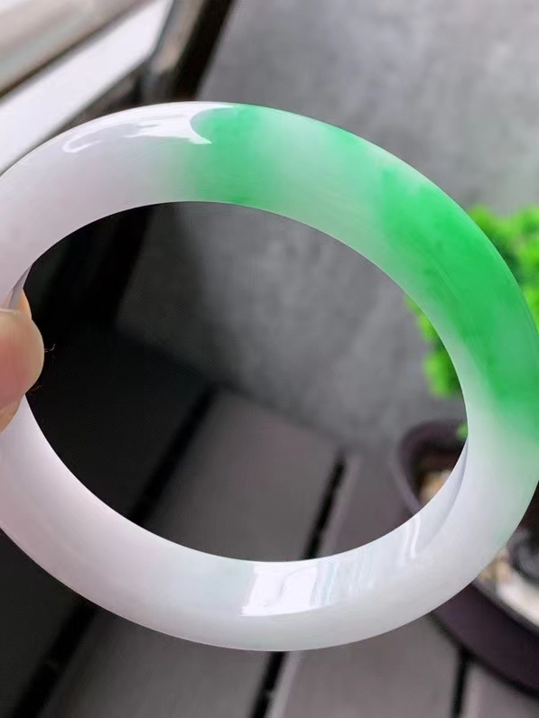 【翡翠名称】老种冰飘绿60.8正圈口手镯
【翡翠尺寸】适合60-61正圈口佩戴
【翡翠描述】宝贝种老水足，玉质细腻，色泽靓丽，性价比高，佩戴效果好！
【其它赠送】权威证书/精美挂绳盒子/支持全国复检