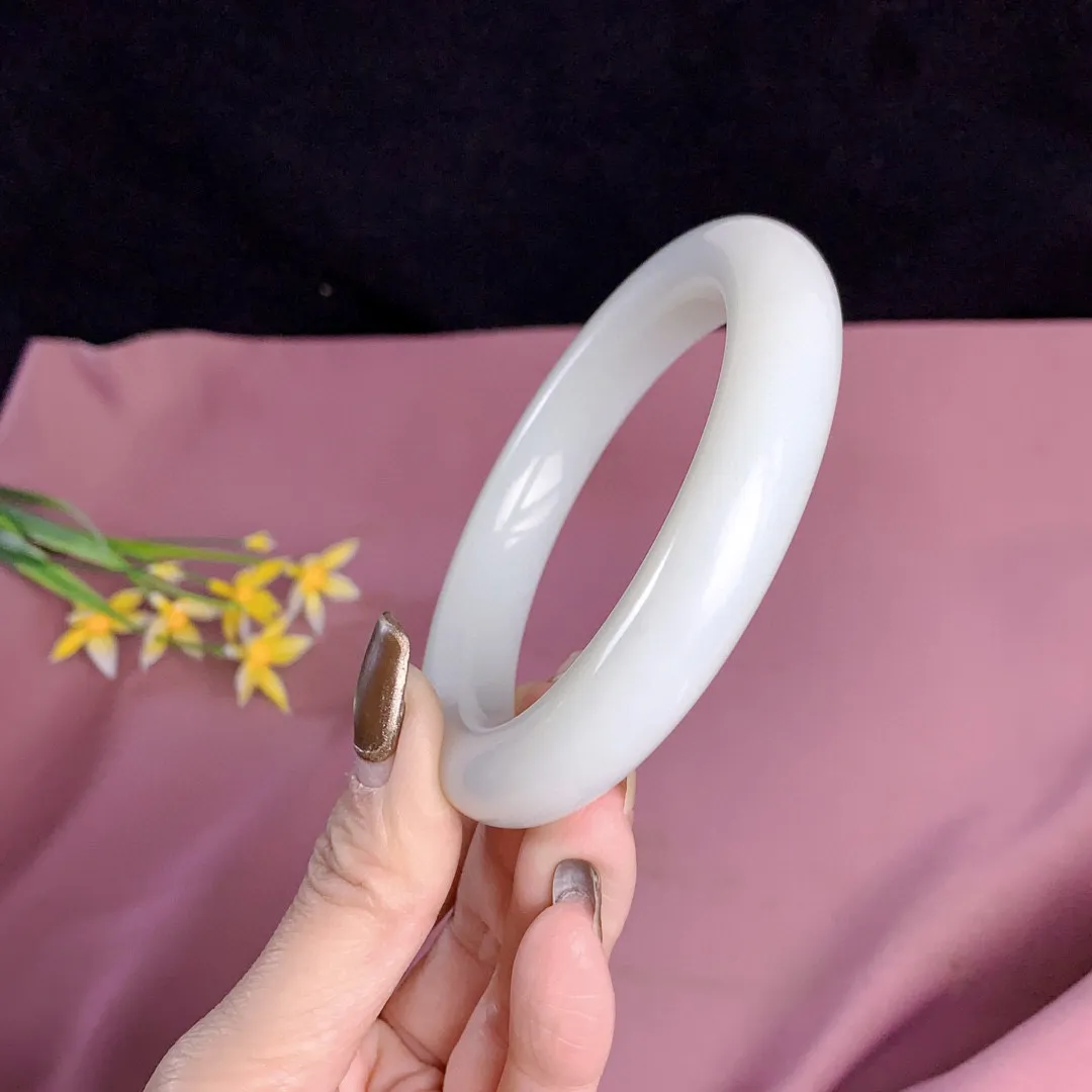 和田玉61圈羊脂白手镯！玉质细腻油润 底色纯净  无裂无杂 脂粉好，品质高。