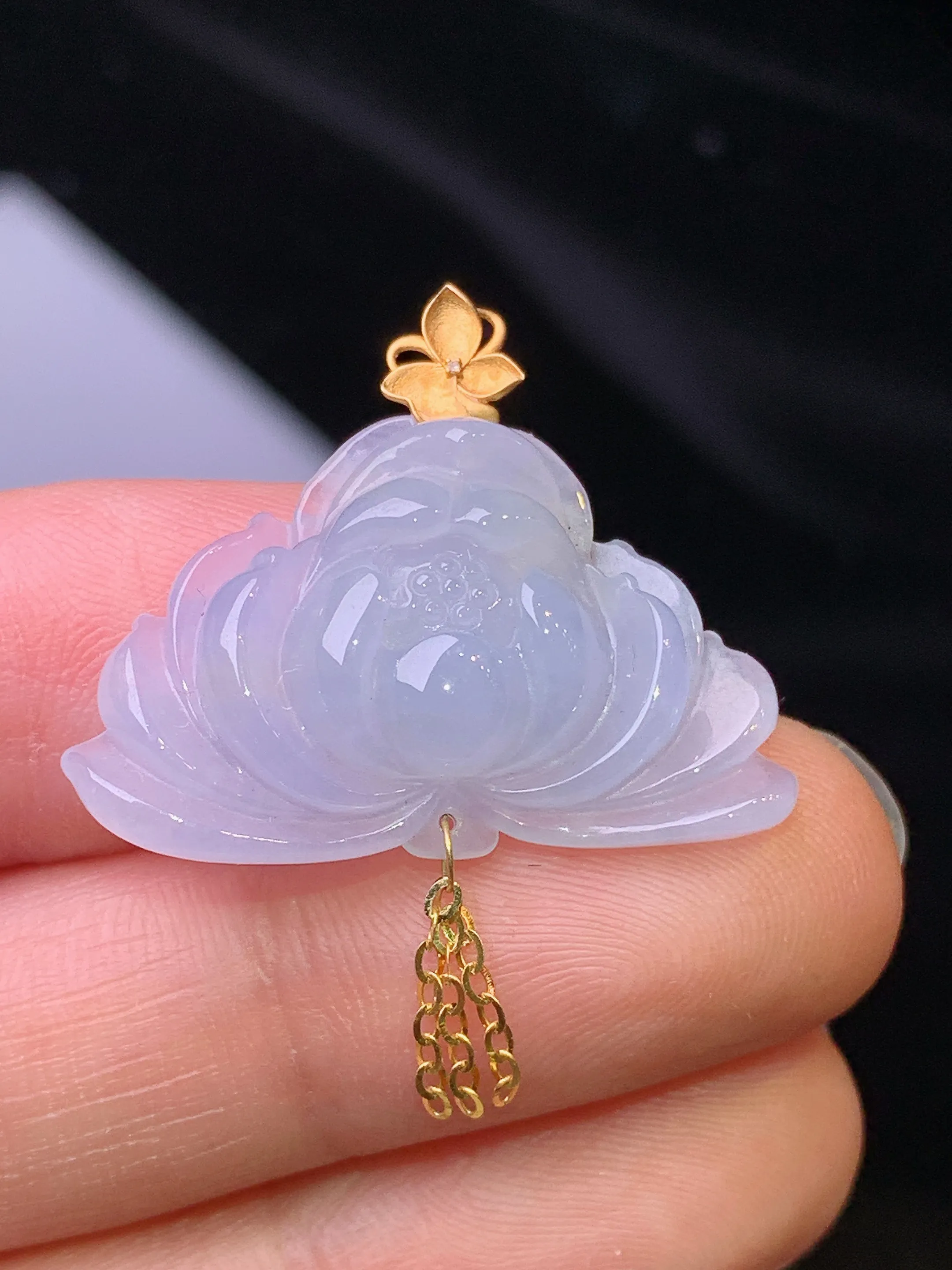 18k金镶嵌淡紫罗兰莲花吊坠 玉质细腻 色泽艳丽清新 整体尺寸33.2*27.2*5.3