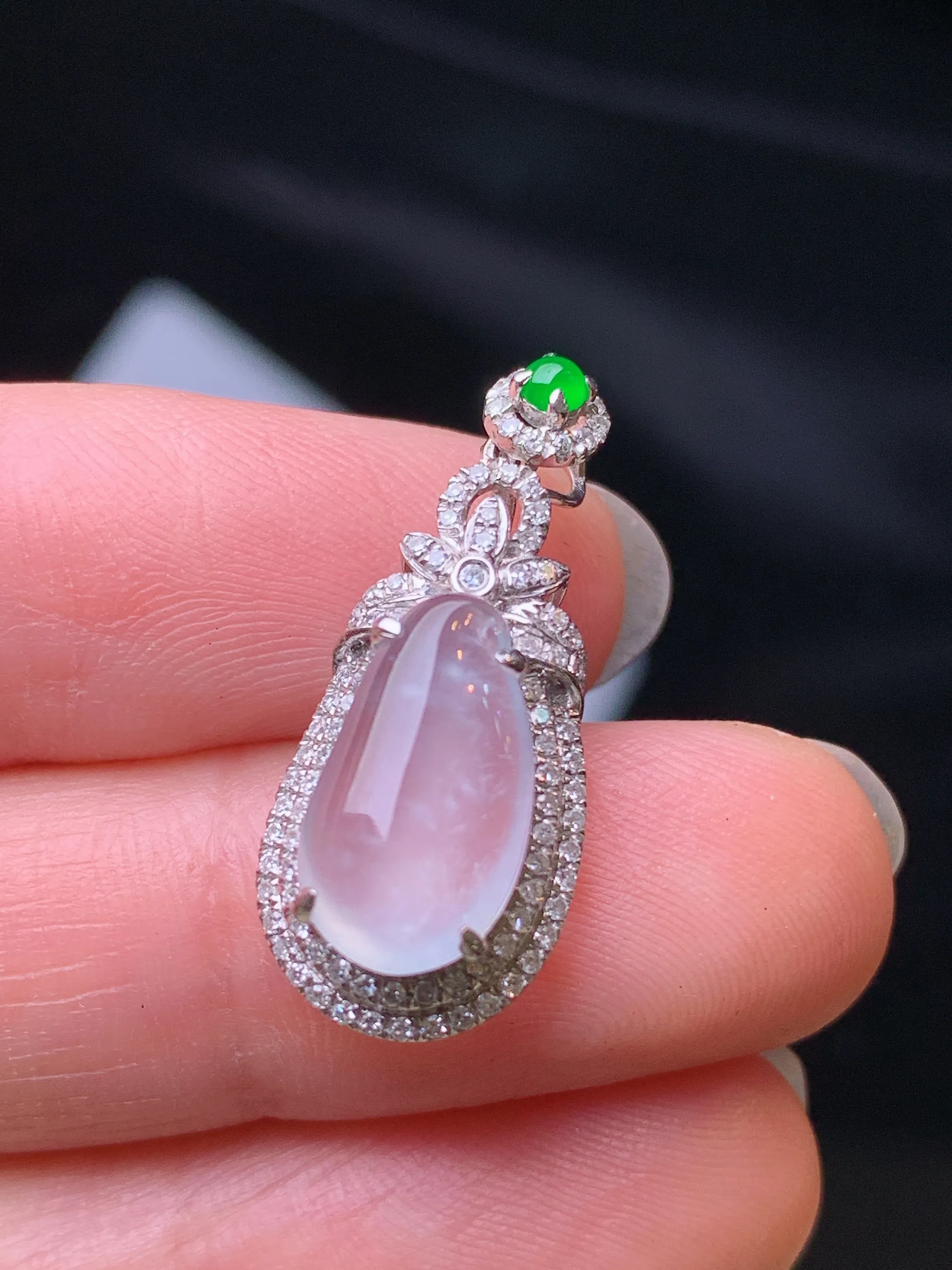 18k金钻镶嵌冰种福瓜吊坠 玉质细腻 色泽艳丽清新 整体尺寸25*10.8*8.3