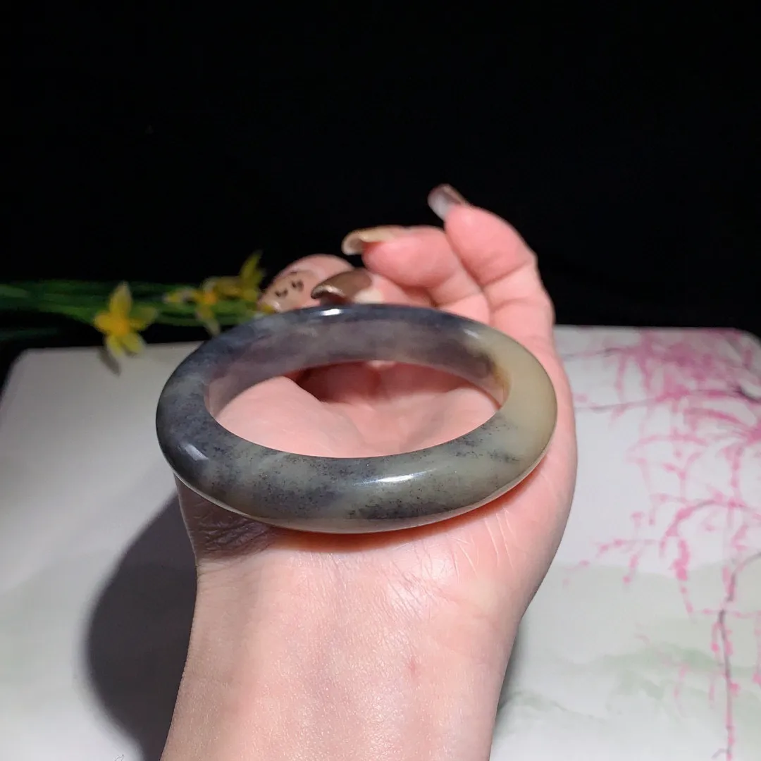 和田玉53圈口楼兰青花糖料手镯！玉质细腻油润 底色纯净  无裂无黑 脂粉好，品质高。