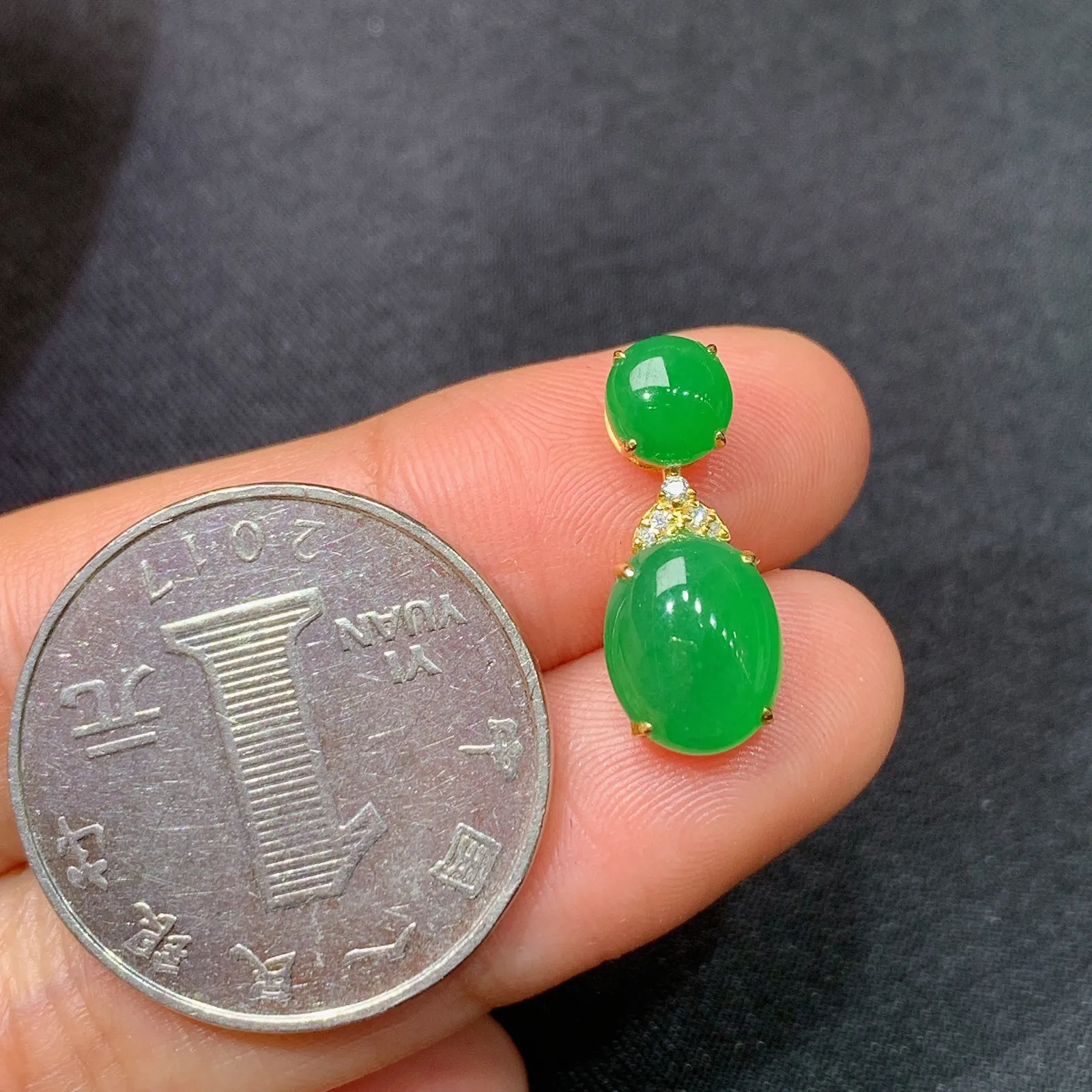 阳绿蛋面吊坠，18k金镶嵌，冰润色阳，玉质细腻，种水足，Gs 尺寸18.4*7.7*5.2