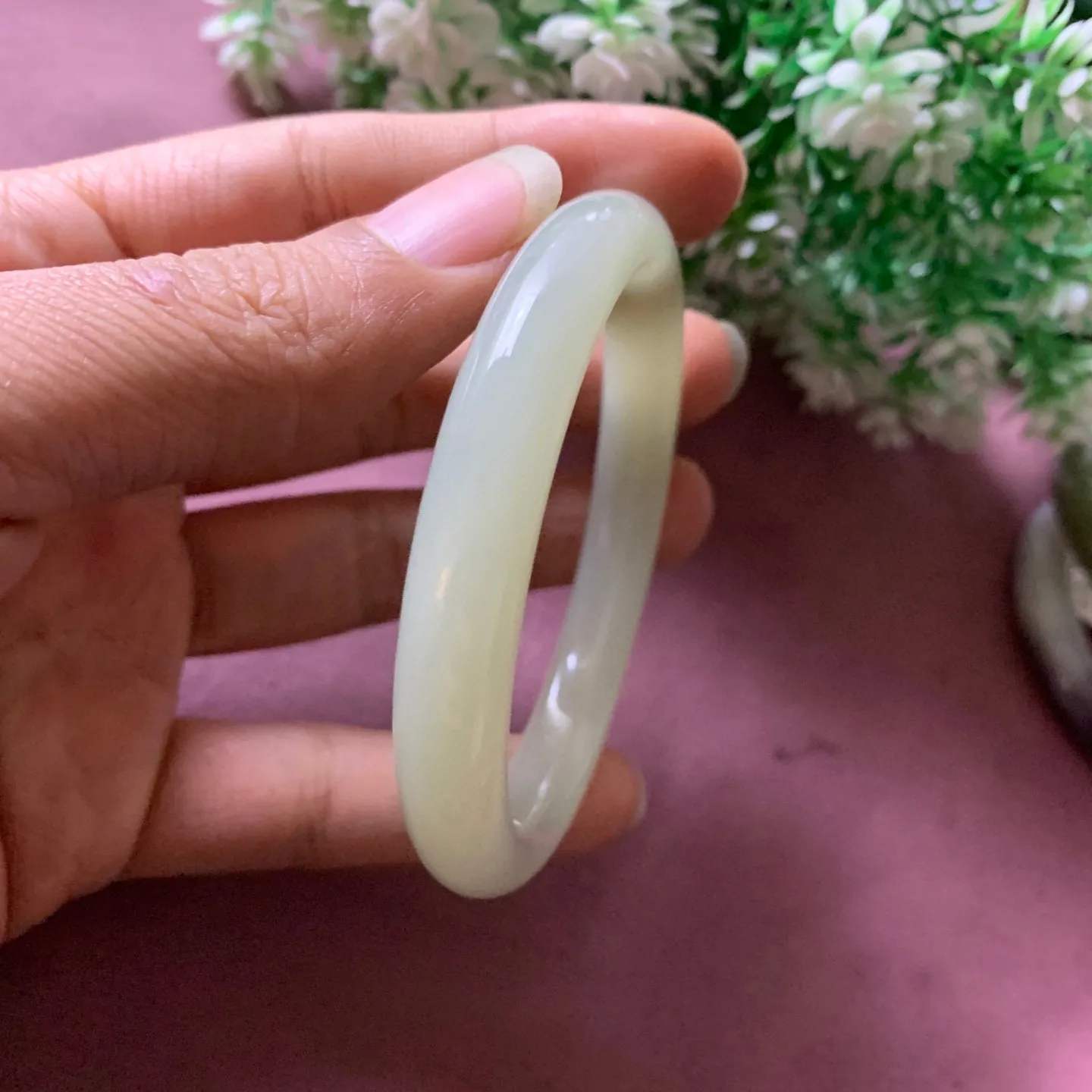 58.5圈口和田玉清水色手镯【挽间柔情】，和田玉58.5圈口晴水手镯，精品粉糖，镯型古朴典雅。在诗情画意的雨巷相遇，你是我腕间的一抹风情，有你眸有深情.清风荡漾湖间静水，我愿俯身低眉，在烟波涟漪处寻