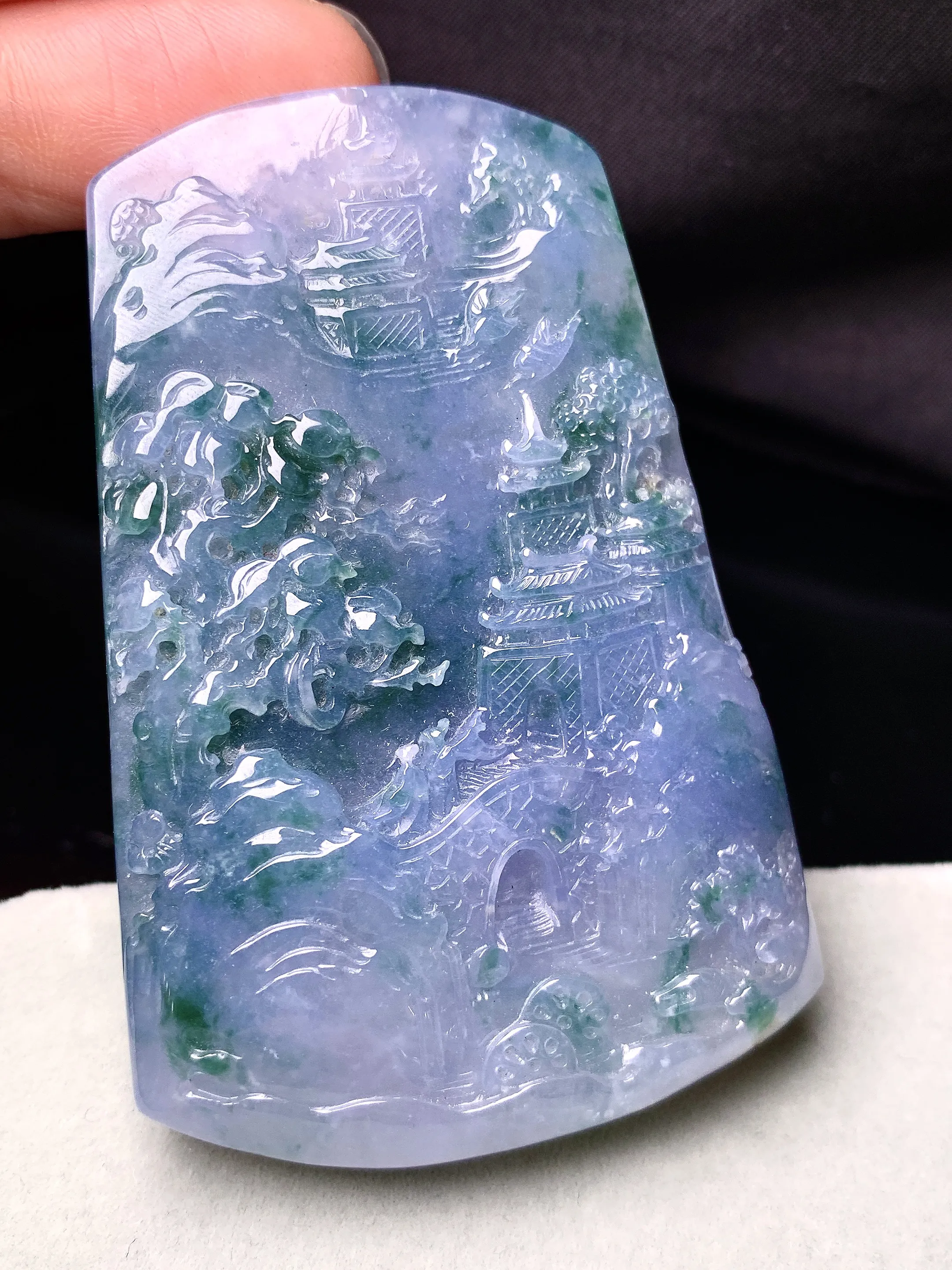 飘花紫罗兰山水牌子吊坠 玉质细腻 色泽艳丽清新 整体尺寸65*42.7*9.5