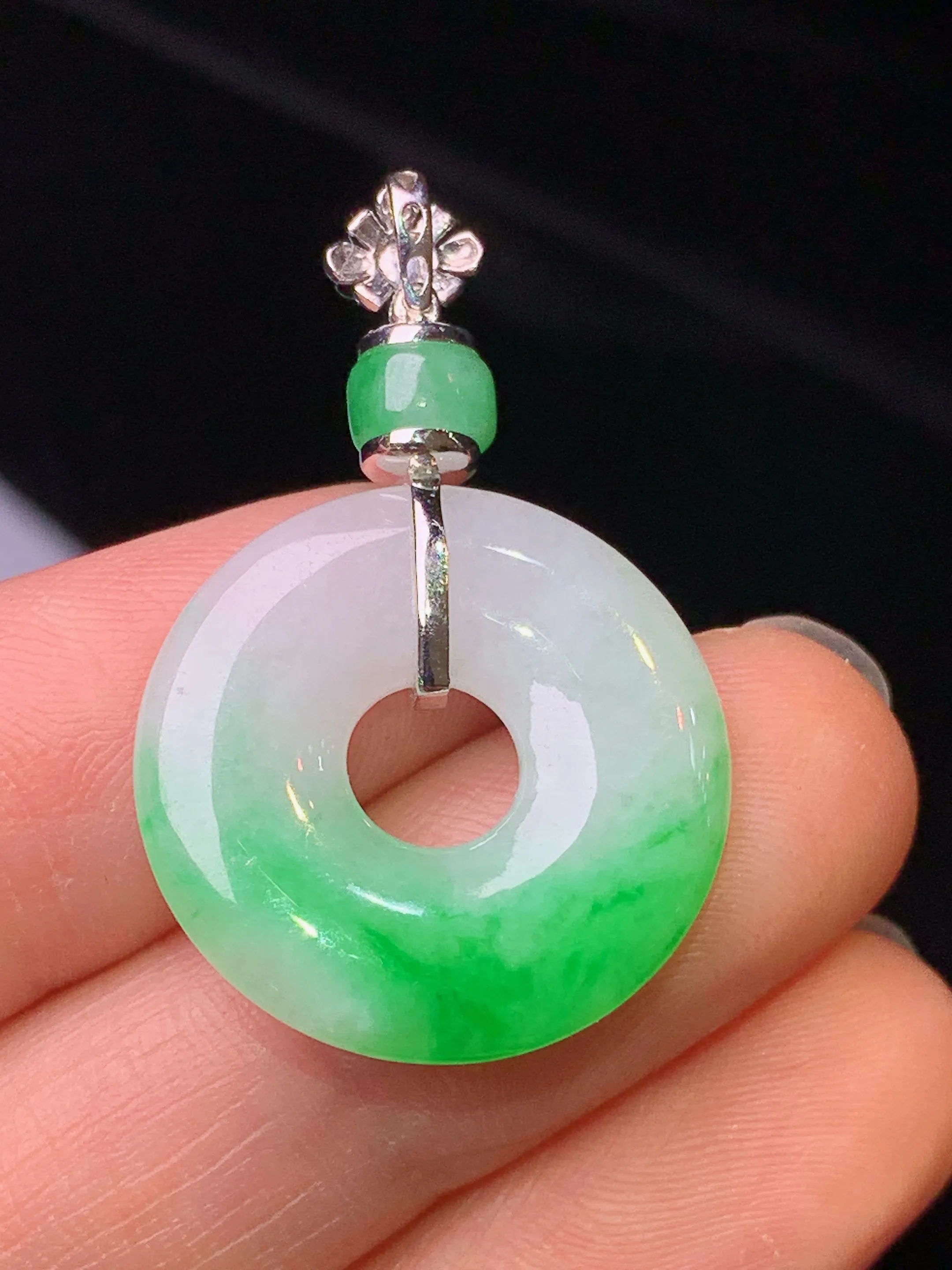 18k金钻镶嵌飘绿平安扣吊坠 玉质细腻 色泽艳丽清新 整体尺寸33.5*21*3.7