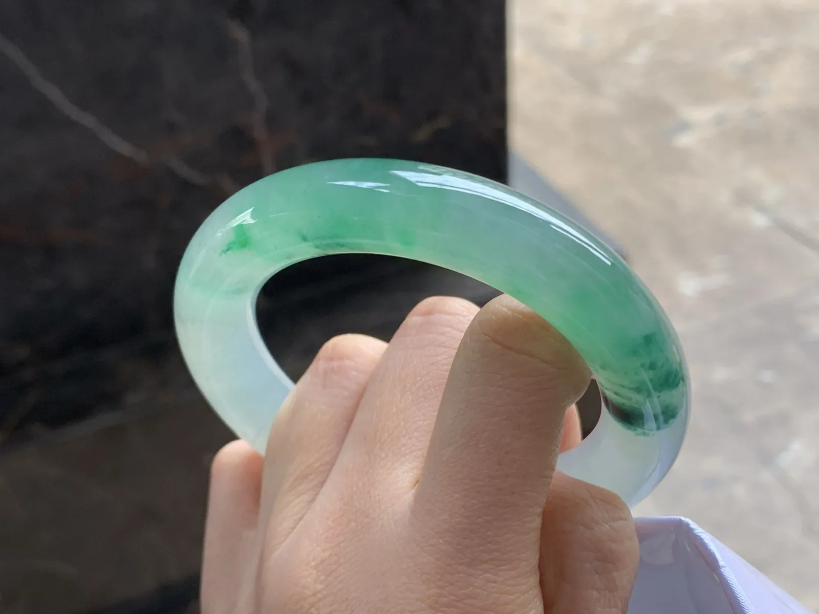 55-12.8

冰绿圆条手镯^_^清新冰透 水润