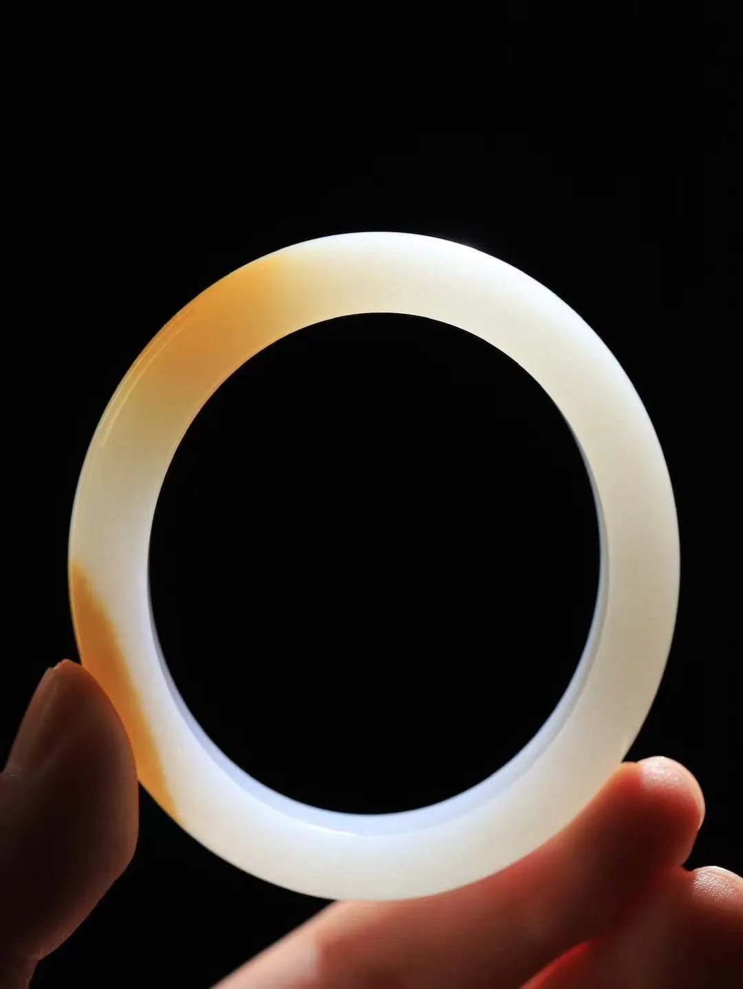 【贵妃镯.玉腕清响】    

精品和田玉糖白玉贵妃镯，玉质温润细腻 油性十足 相传杨贵妃十分喜爱椭圆形态手镯，后人称其为贵妃镯。因其形与人手腕形相吻合，佩戴更服帖，别具妩媚风格。
重45.3克   正圈内径51-48.5mm尺寸12-8mm   fDL-10181016