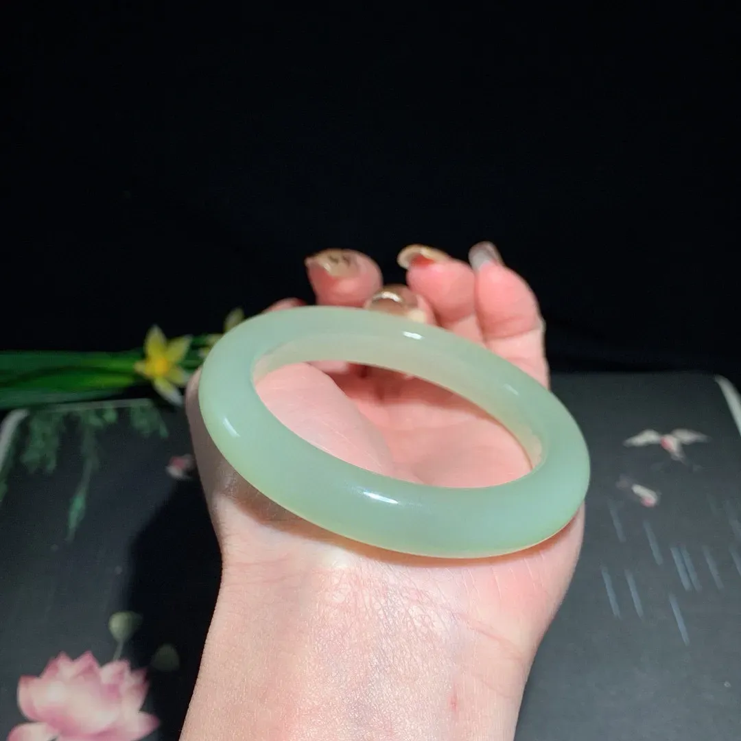 和田玉54.5圈晴水色手镯！清水色！玉质细腻油润 底色纯净  无裂无杂 脂粉好，品质高。