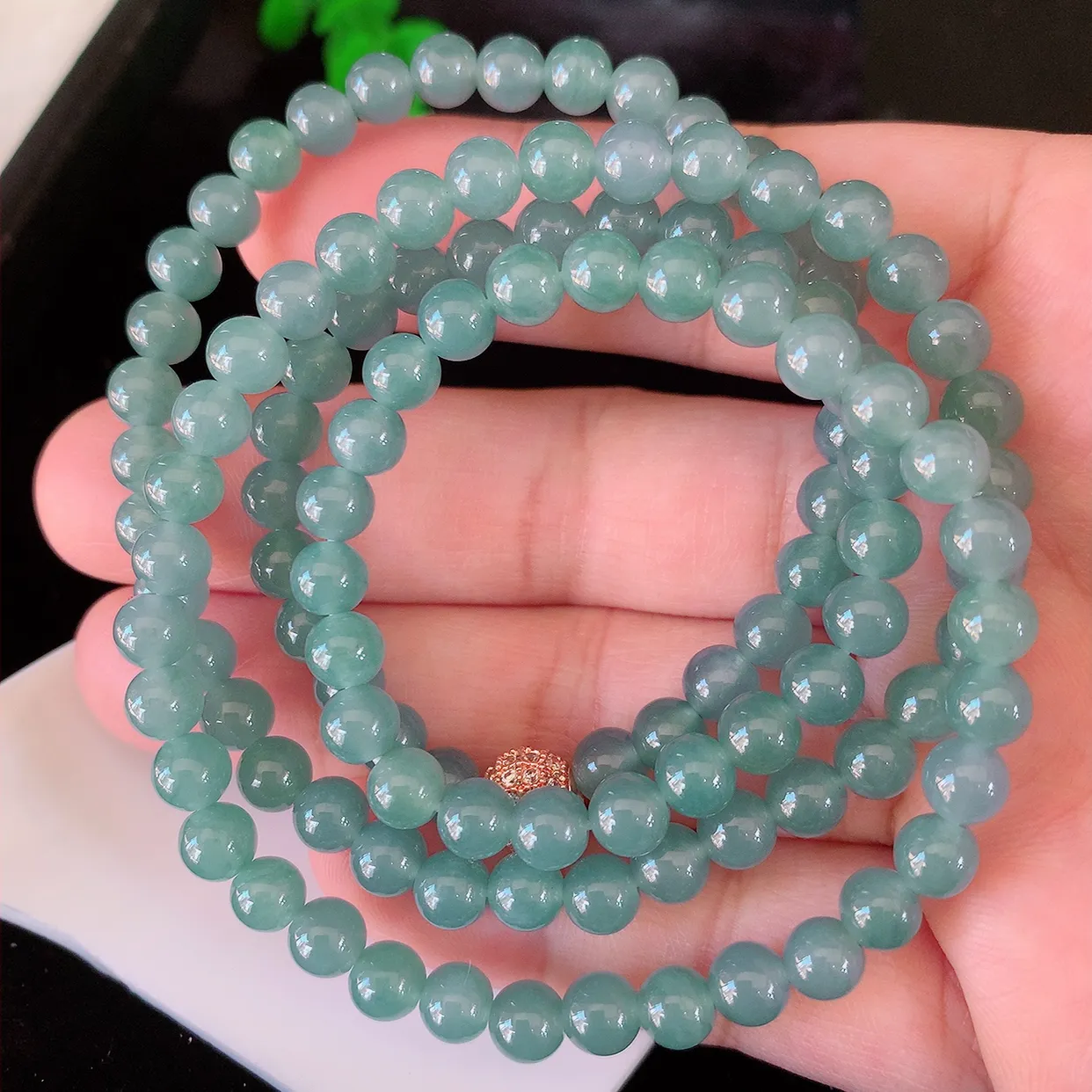 自然光实拍，冰种满色翡翠项链，翠色灵动，佩戴效果时尚出众，尽显气质，玉质细腻，美感十足。#001.1取一尺寸5.8