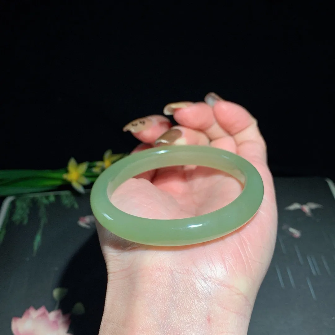 和田玉54.5圈晴水色手镯！清水色！玉质细腻油润 底色纯净  无裂无杂 脂粉好，品质高。