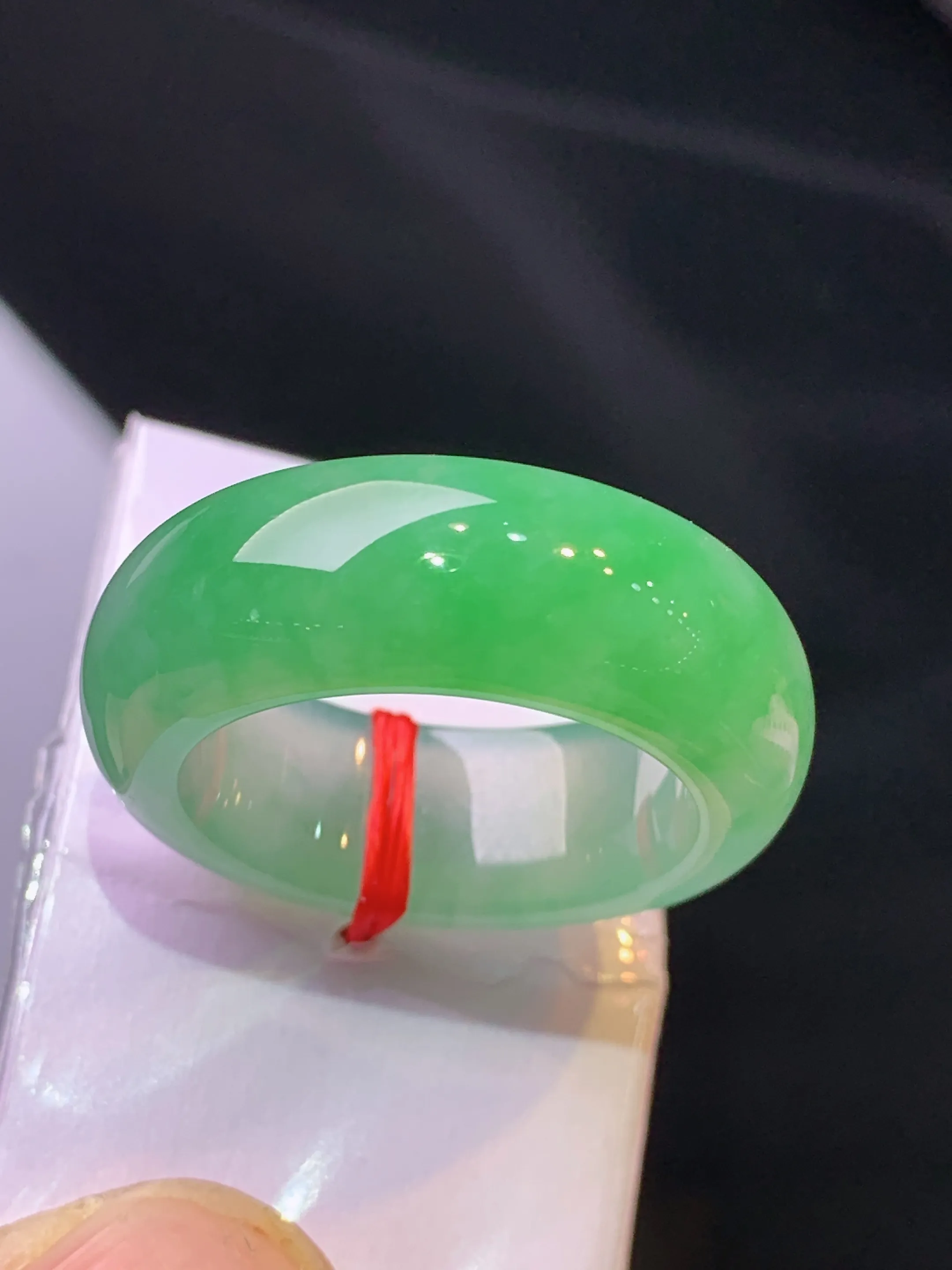 翠绿指环 吊坠 玉质细腻 色泽艳丽清新 圈口20 整体尺寸28.2*8.8*4.5