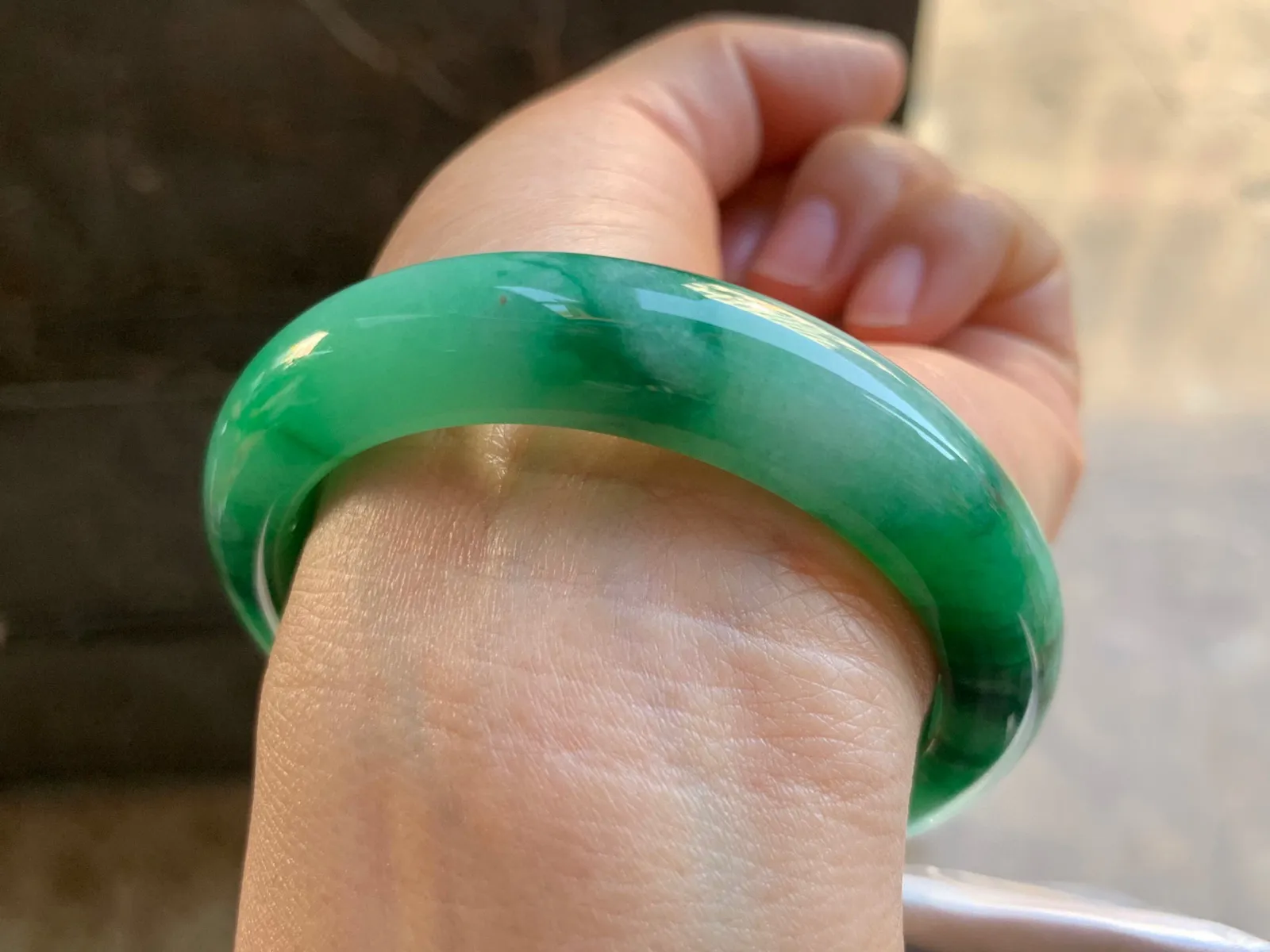 55-12.3-8.8mm
带色手镯 底子细腻 颜色辣绿 推荐
气质