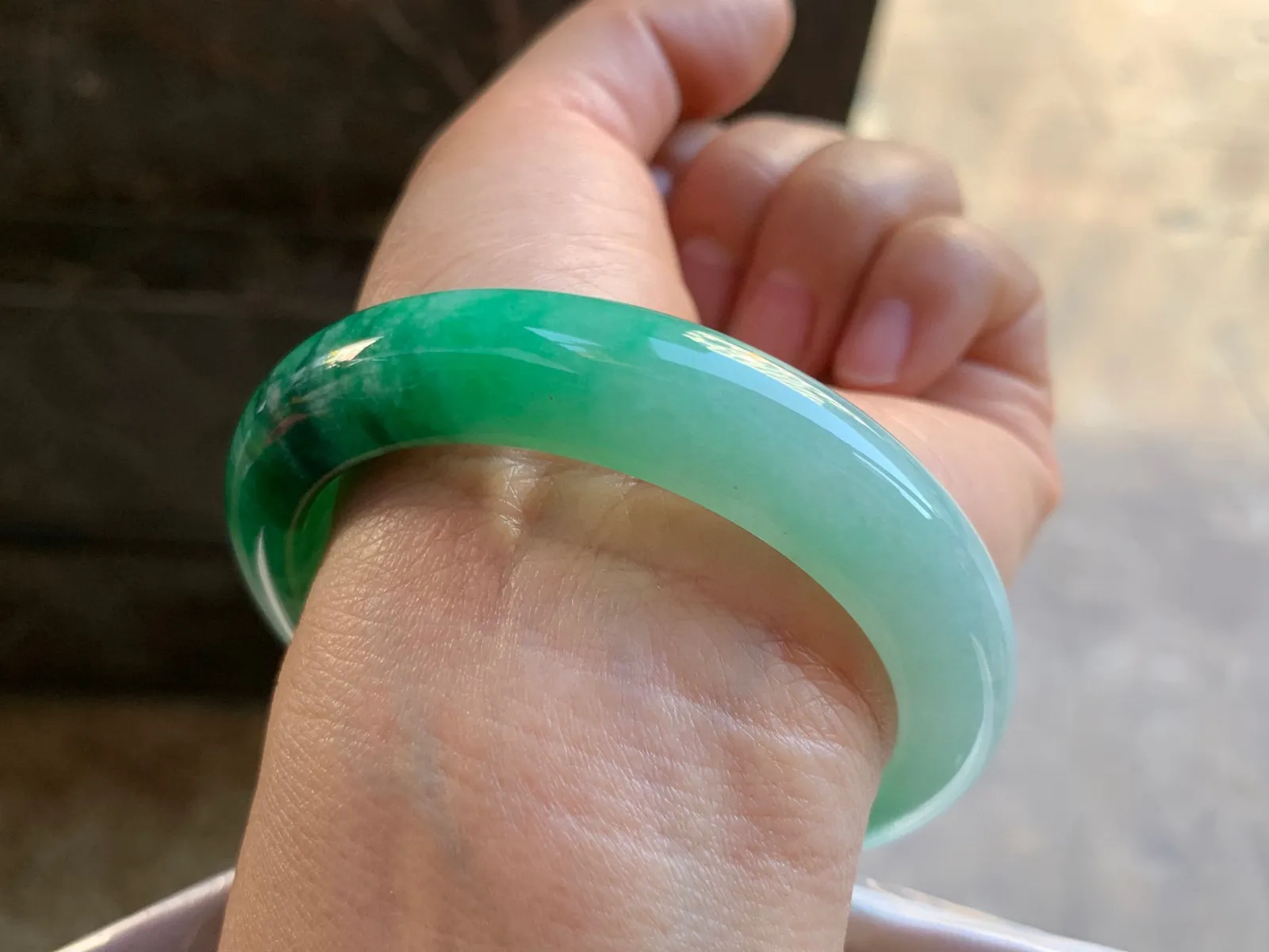 55-12.3-8.8mm
带色手镯 底子细腻 颜色辣绿 推荐
气质