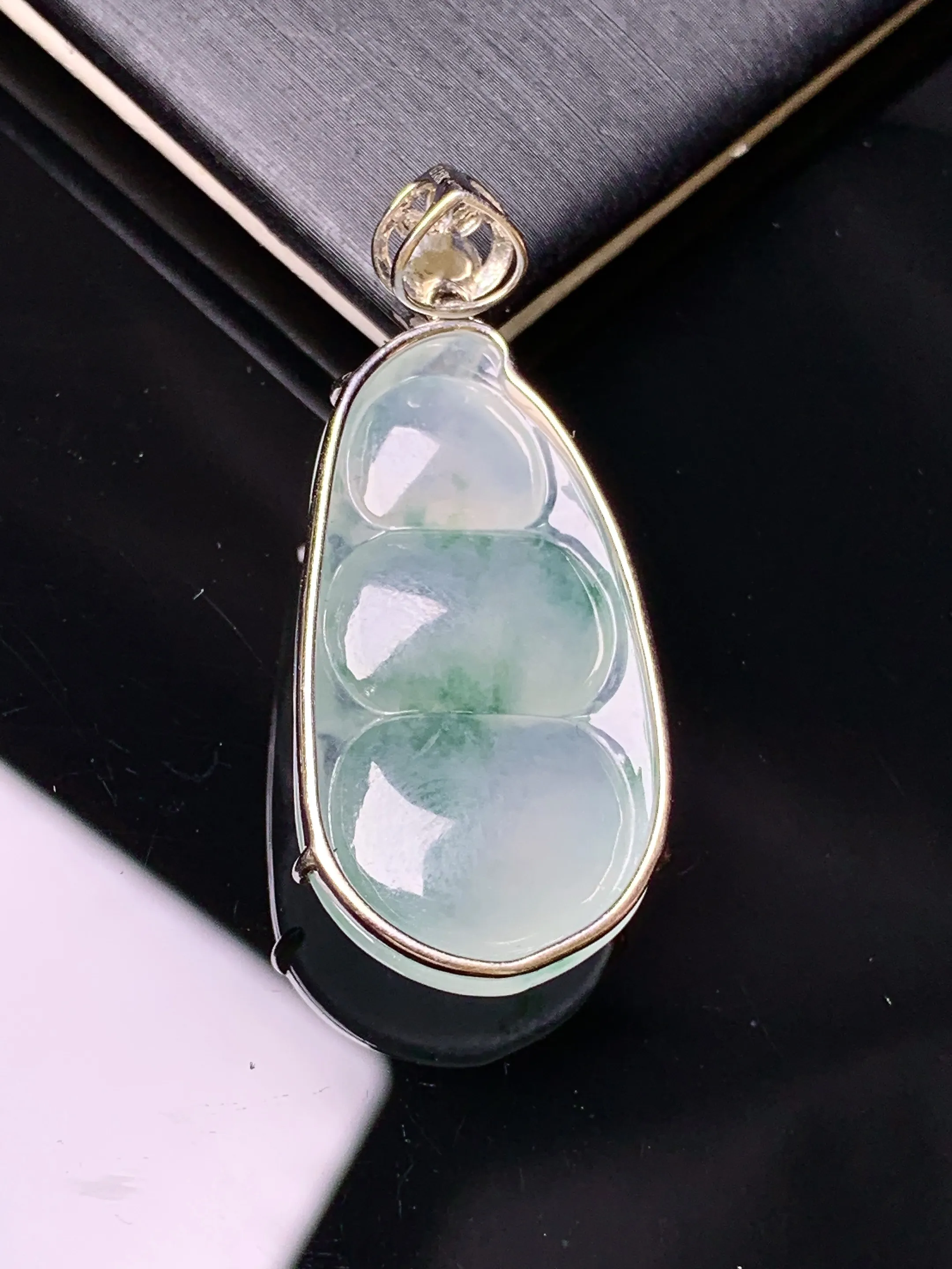 18k金镶嵌冰种飘绿四季豆吊坠 玉质细腻 色泽艳丽清新 整体尺寸38.5*16.5*6.3