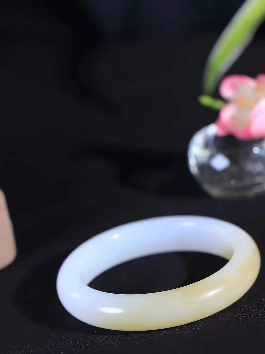 （温柔雅致.手镯）

精品️和田玉糖白玉手镯。镯型饱满，温润细腻，脂润沁香。️执一卷书，沏一