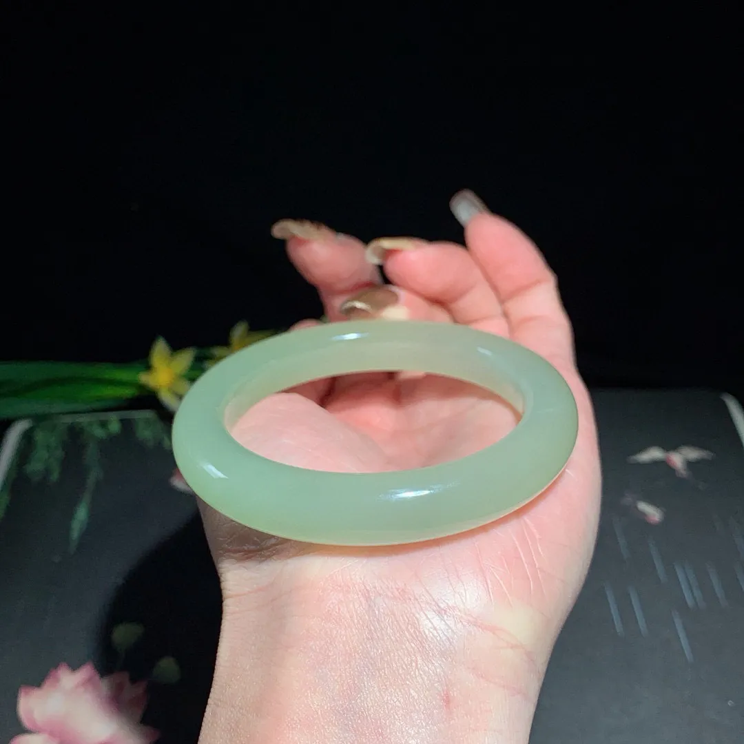 和田玉54.5圈晴水色手镯！清水色！玉质细腻油润 底色纯净  无裂无杂 脂粉好，品质高。