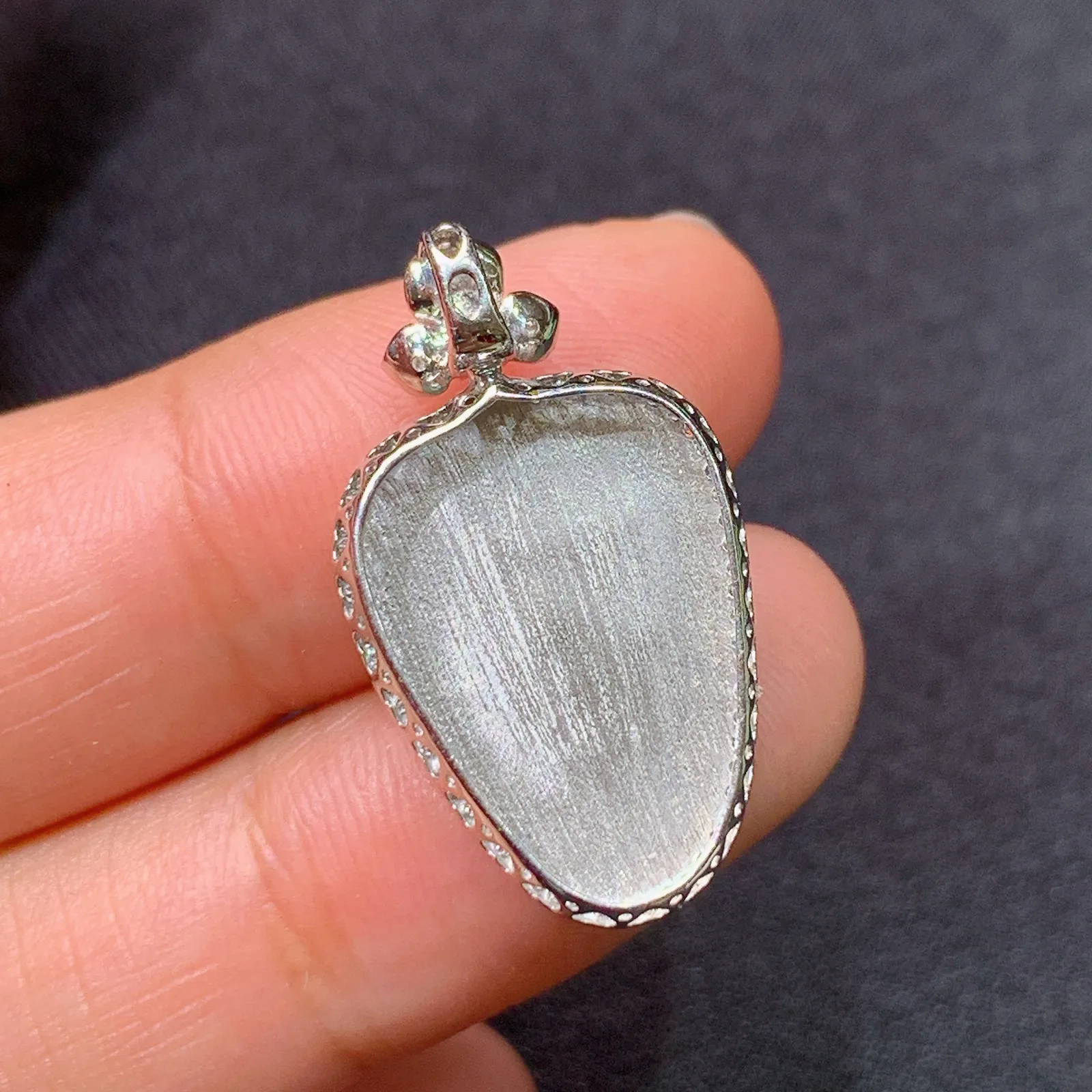 冰阳绿树叶吊坠，18k金镶嵌，冰润色阳，玉质细腻，种水足，Gs 尺寸25.9*14.6*6.8