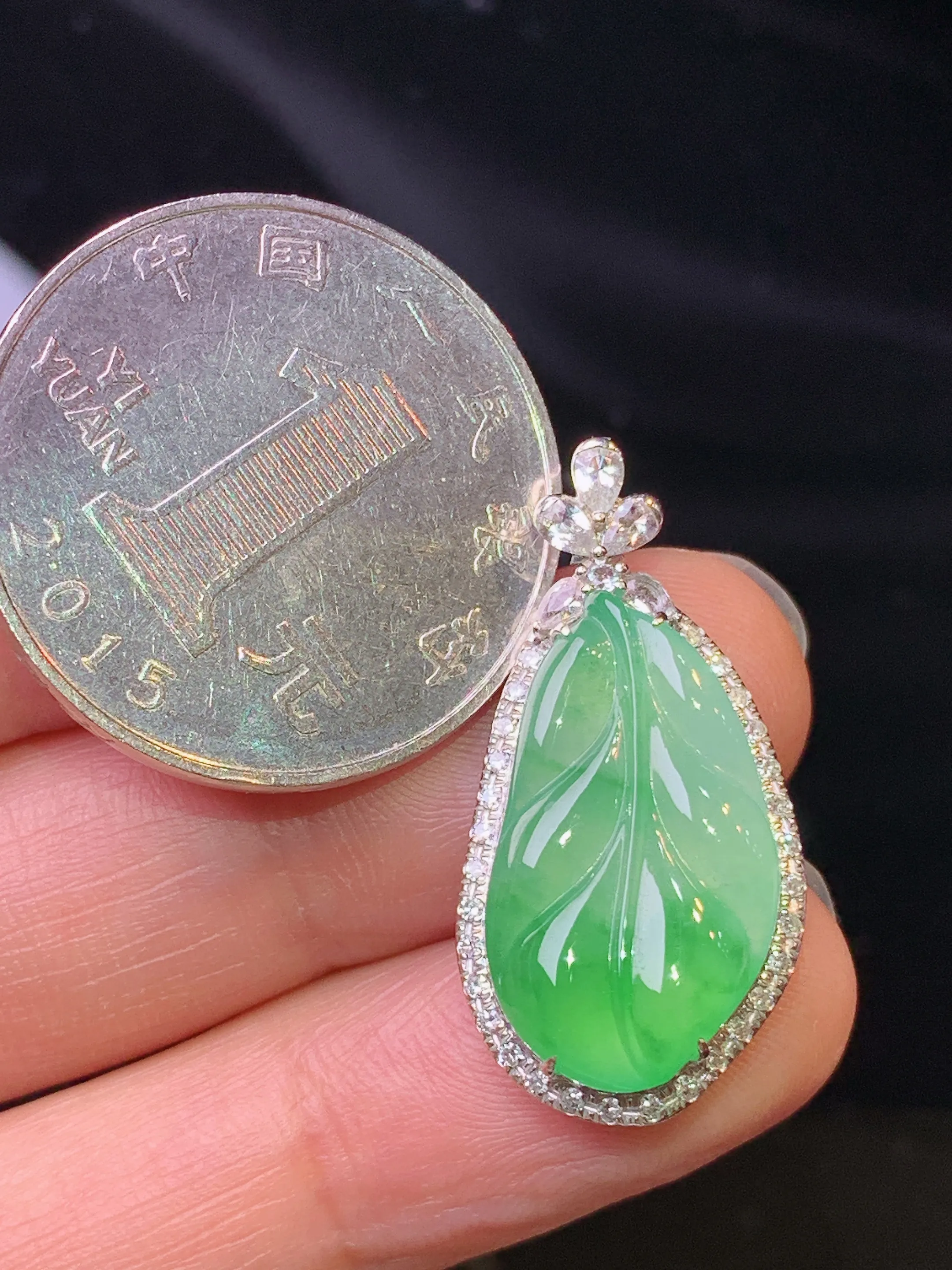 18k金镶嵌翠绿树叶吊坠 玉质细腻 色泽艳丽清新 整体尺寸28*14*6.5