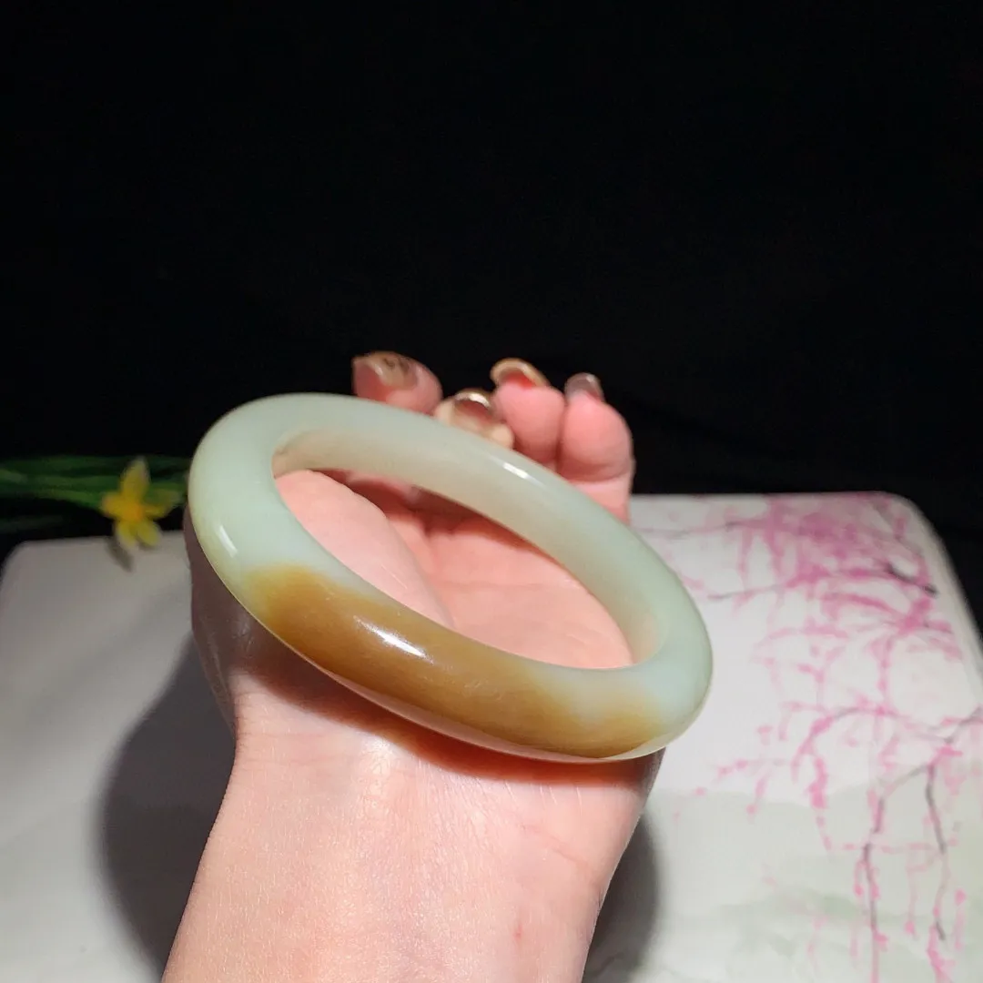 和田玉63圈且末糖手镯！玉质细腻油润 底色纯净  无裂无黑 脂粉好，品质高。