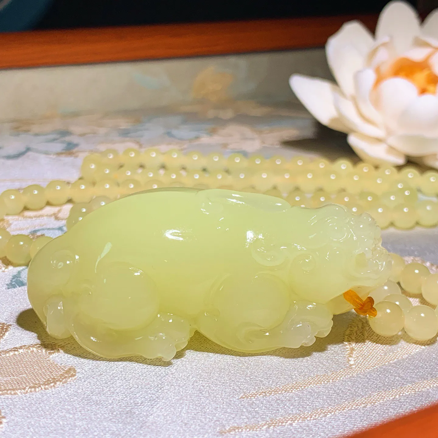 新疆和田玉若羌黄口料招财进宝貔貅挂件 尺寸60/30/23重90.8克。玉质细腻油润。手推出油品相大气。250109