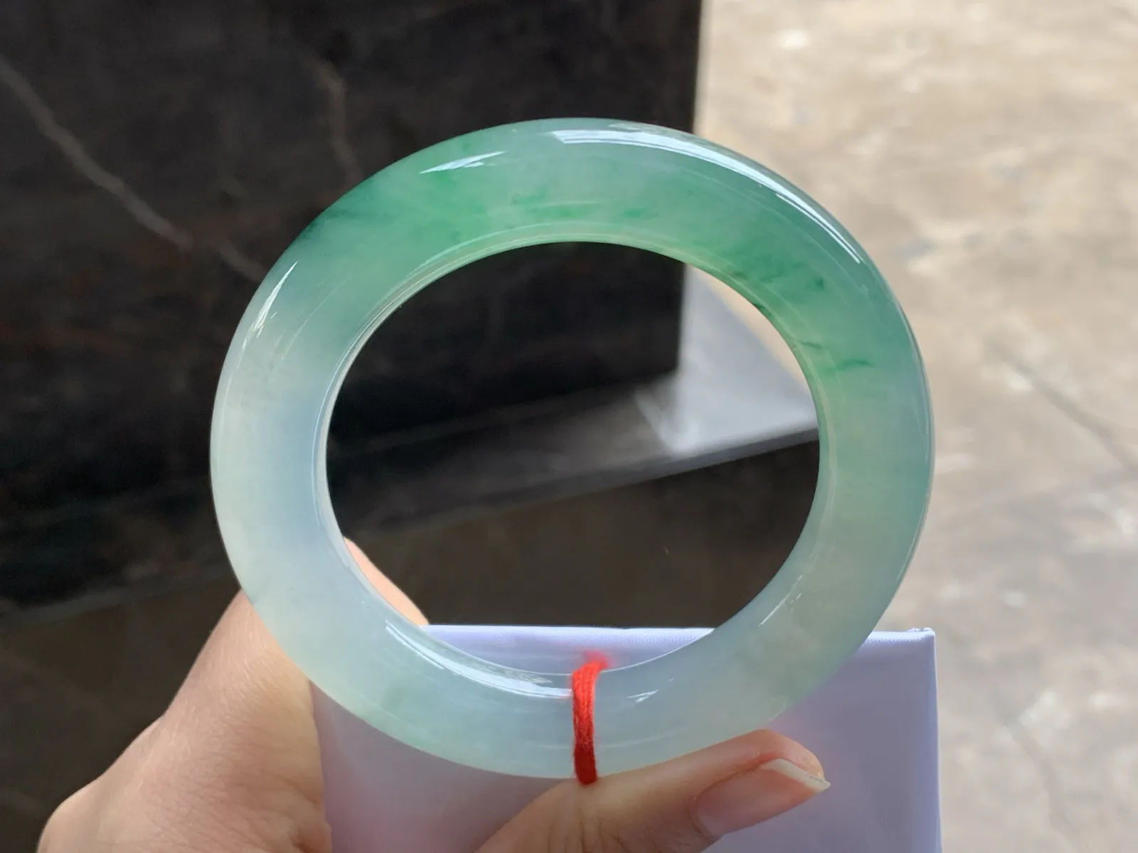 55-12.8

冰绿圆条手镯^_^清新冰透 水润