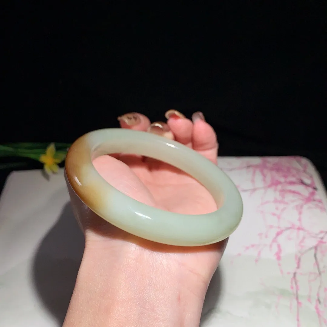 和田玉63圈且末糖手镯！玉质细腻油润 底色纯净  无裂无黑 脂粉好，品质高。