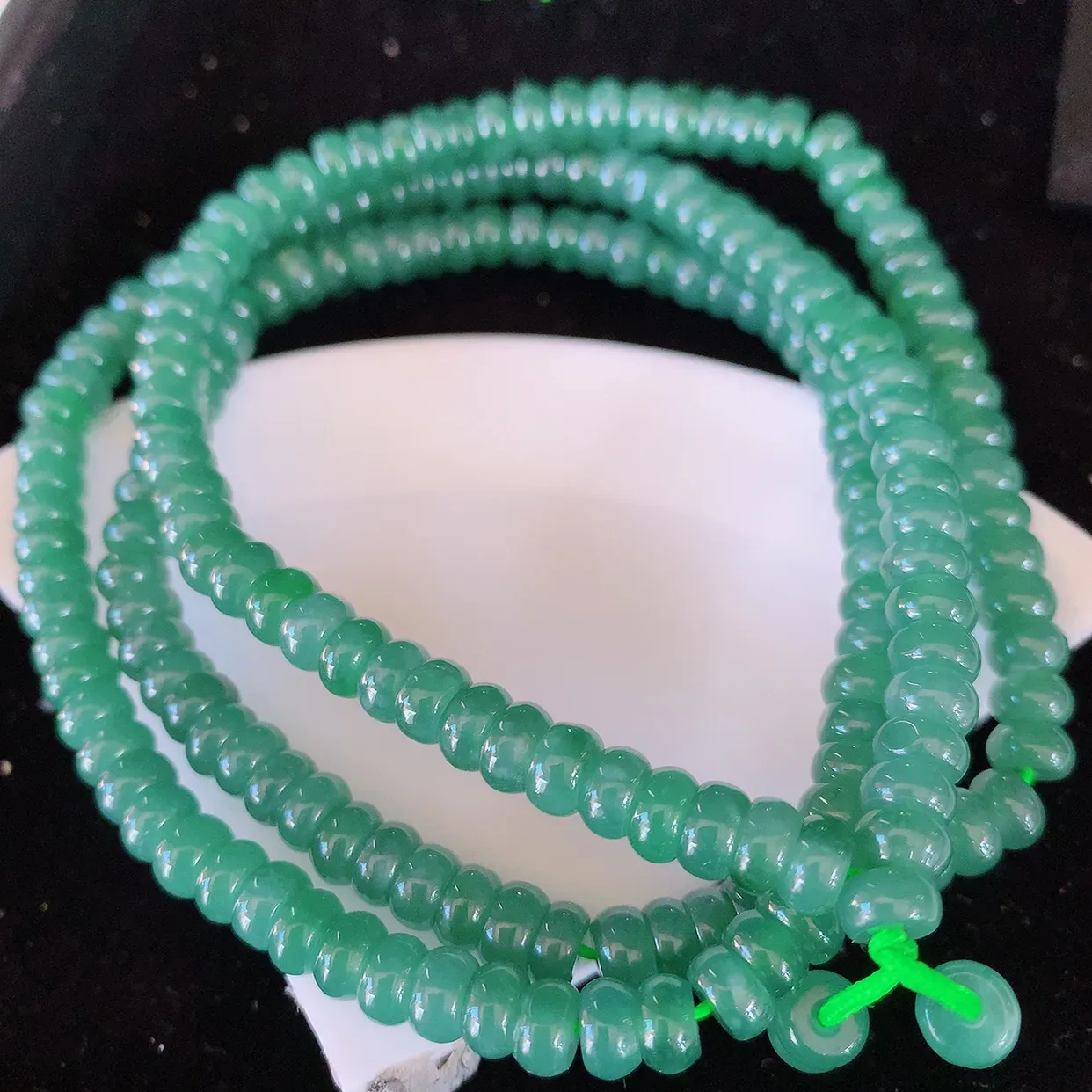 自然光实拍，冰满色翡翠项链，翠色灵动，佩戴效果时尚出众，尽显气质，玉质细腻，美感十足。#001.1取一尺寸6*3.2