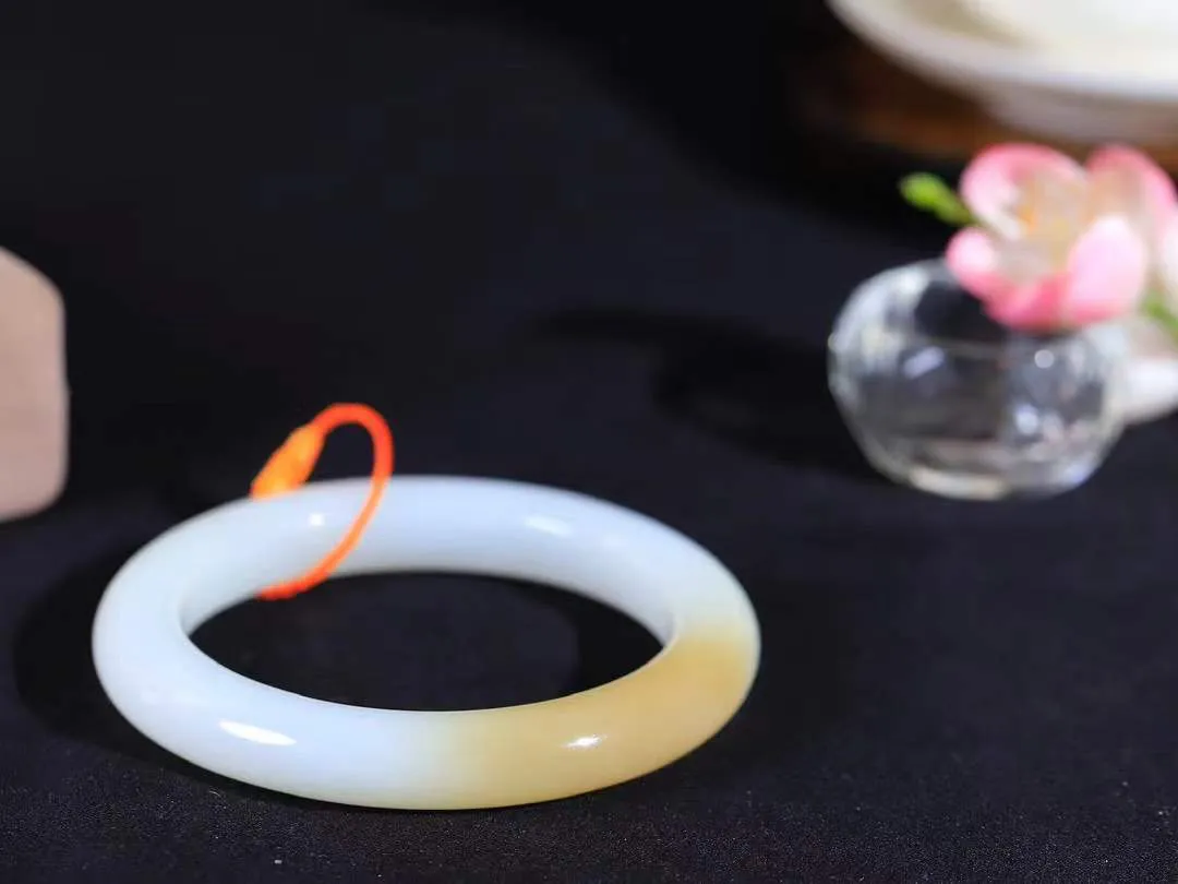 【婉约佳人.手镯】

收藏级️和田玉糖白玉手镯 玉质温润细腻 油性十足 手感舒适，高华雅逸，线条流